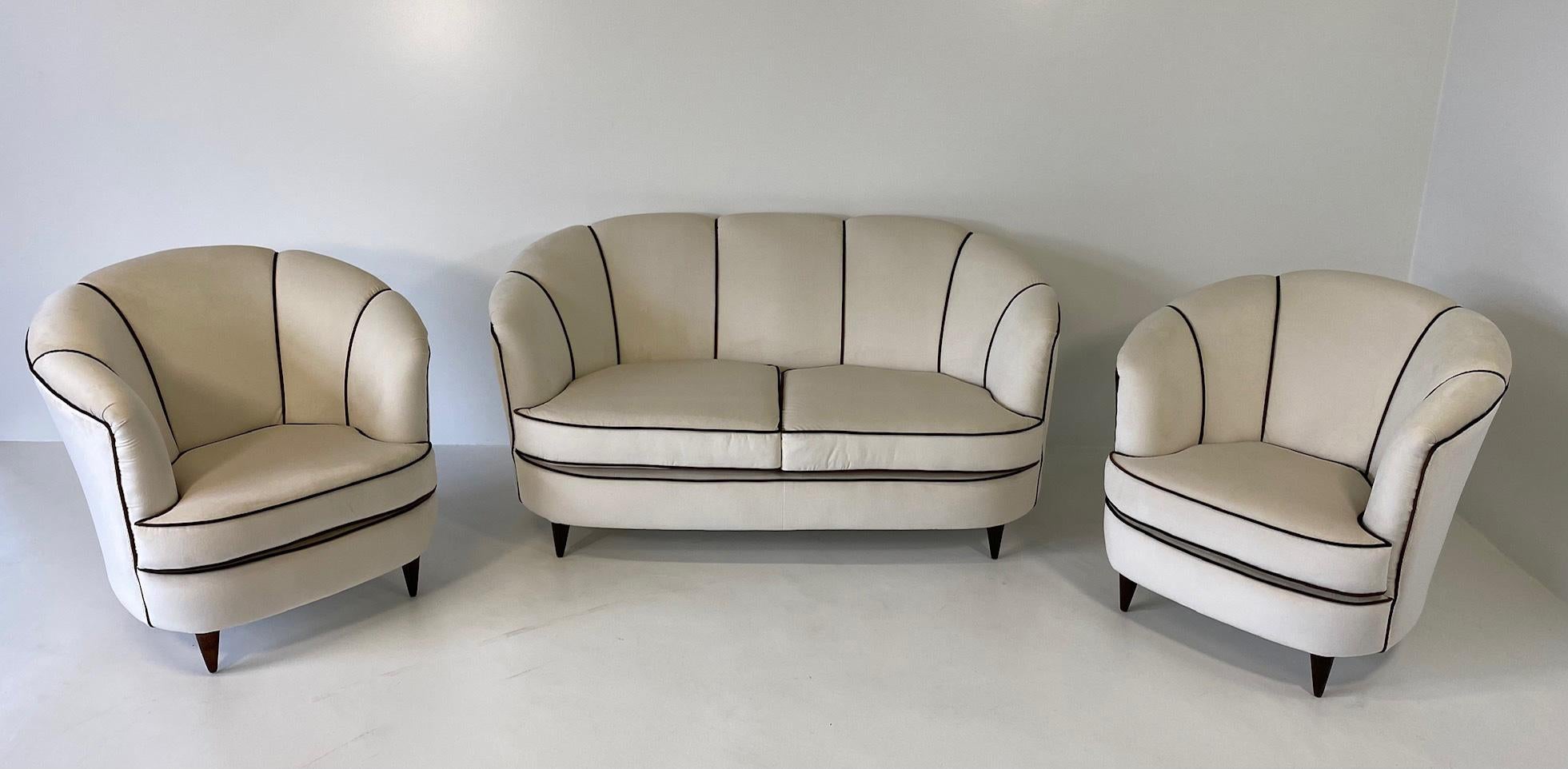 This Art Deco set is composed by a pair of armchairs and a sofa and it was produced in Italy in the 1940s.

It has been completely restored and reupholstered with and elegant beige velvet and a profile made of brown