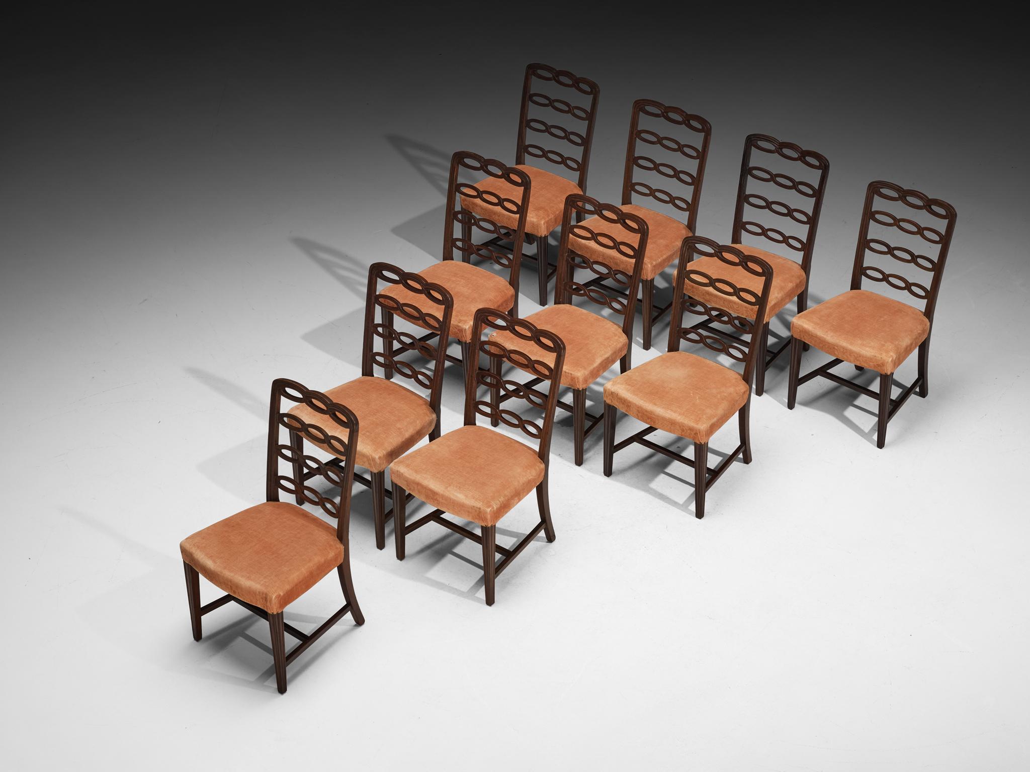 Satz von zehn Esszimmerstühlen, Mahagoni, Samt, Messing, Italien, um 1940

Ein elegantes Set von Esszimmerstühlen, das den unverwechselbaren Charme des italienischen Designs der späten 1930er bis frühen 1940er Jahre einfängt. Die Rückenlehne dient