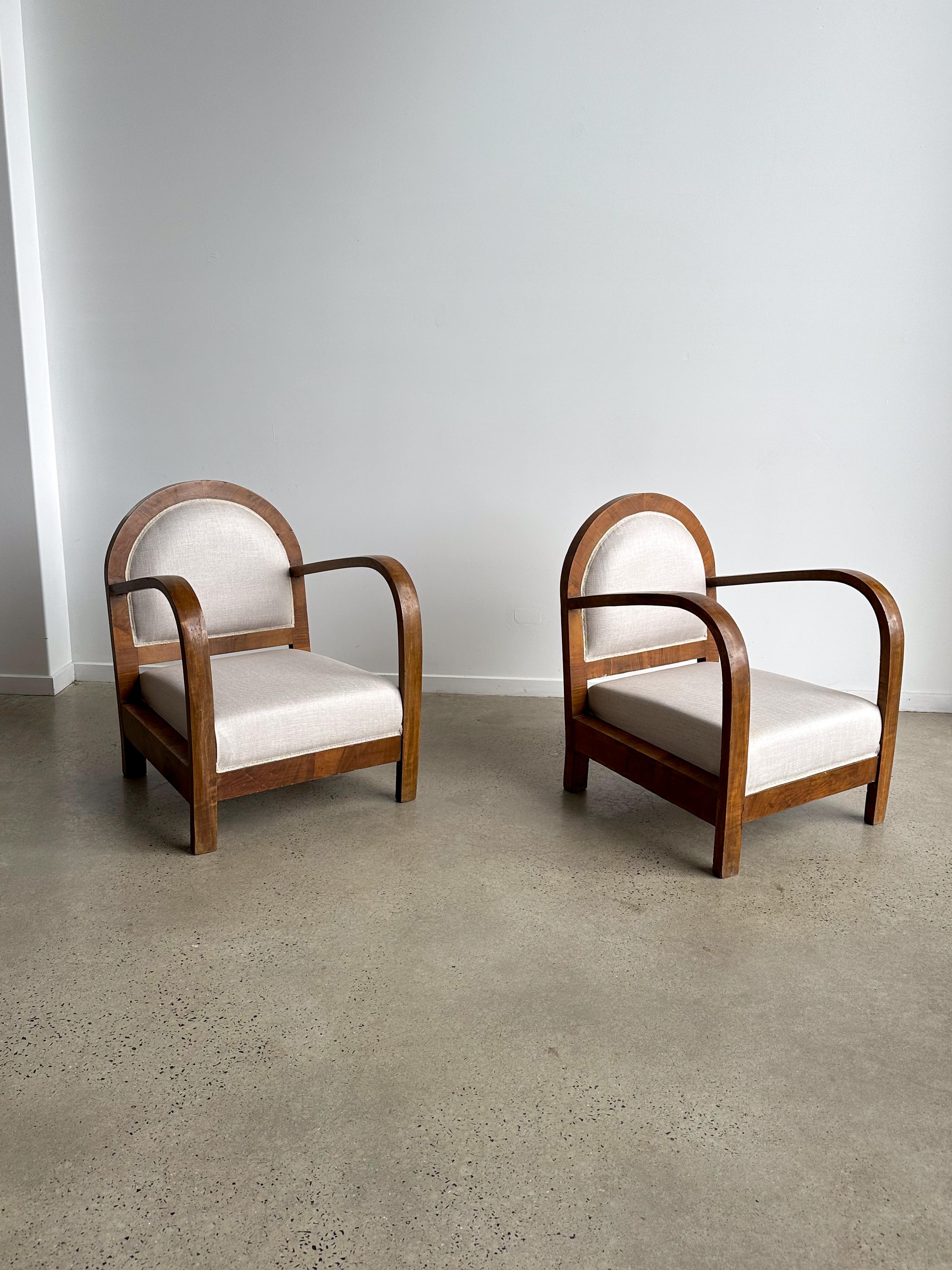 Italienische Art-Deco-Sessel aus Stoff und Mahagoni, in Italien professionell restauriert und neu gepolstert.

Art-Déco-Sessel sind stilvolle und unverwechselbare Sitzmöbel, die die Designprinzipien und die Ästhetik der Art-Déco-Bewegung