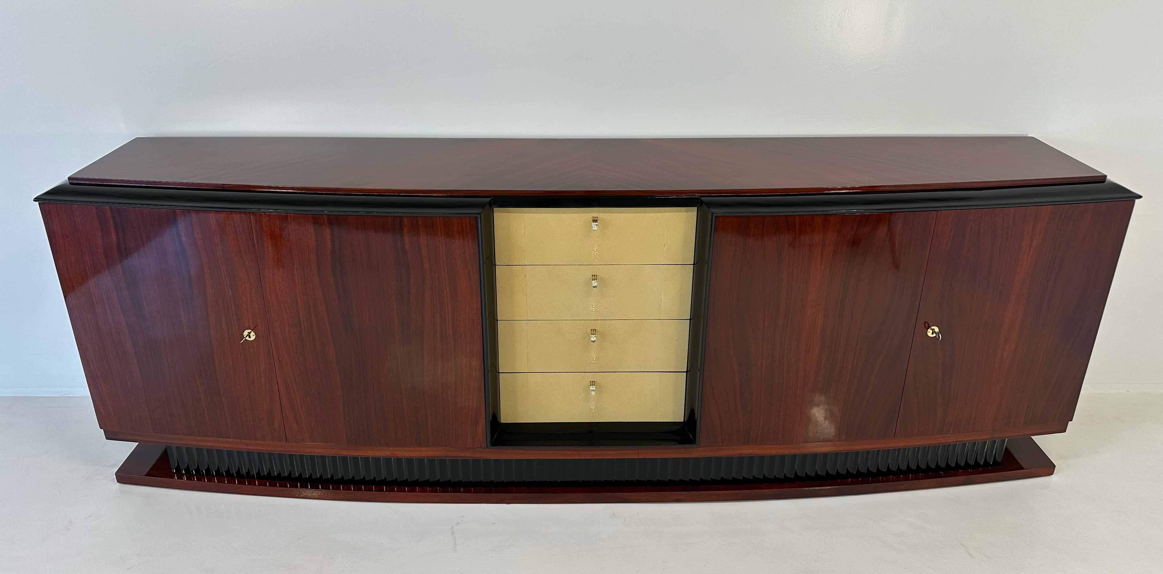 Dieses elegante italienische Sideboard aus den 1940er Jahren ist ein raffiniertes Beispiel für das Design des Art déco und wird dem berühmten Architekten und Designer Osvaldo Borsani zugeschrieben. Die Struktur ist vollständig aus Purpleheart-Holz