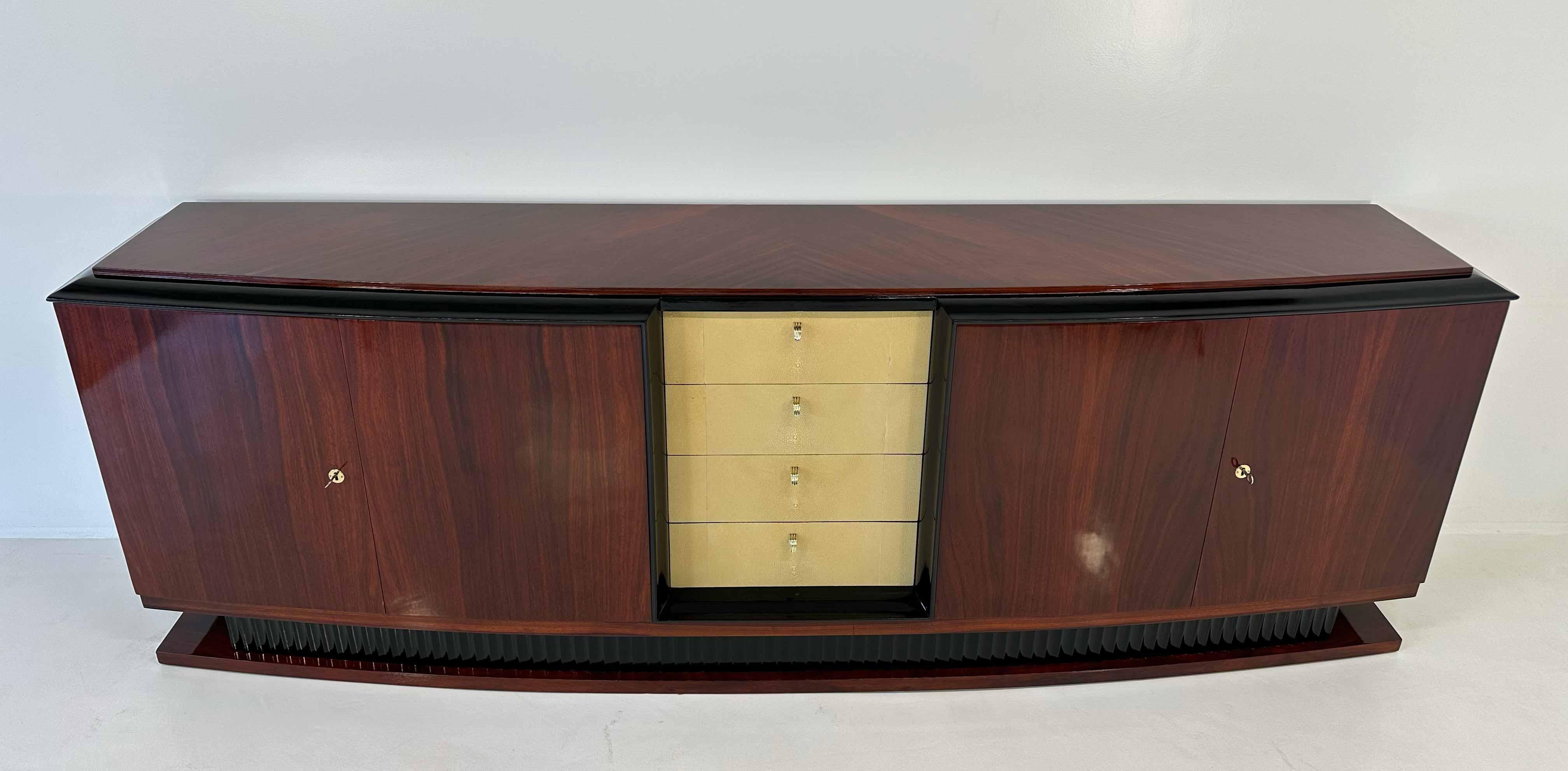 Italienisches Art déco-Sideboard aus Chagrin- und lila Herzholz im Art déco-Stil Attr. Borsani, 1940er Jahre im Zustand „Gut“ im Angebot in Meda, MB