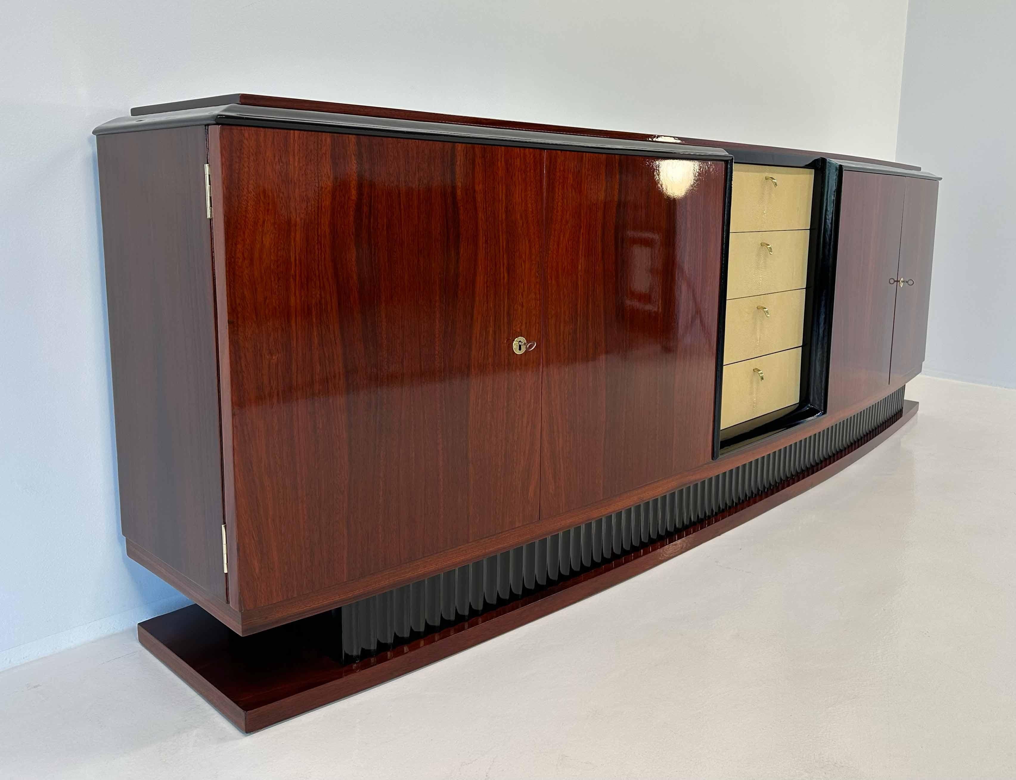 Italienisches Art déco-Sideboard aus Chagrin- und lila Herzholz im Art déco-Stil Attr. Borsani, 1940er Jahre (Mitte des 20. Jahrhunderts) im Angebot