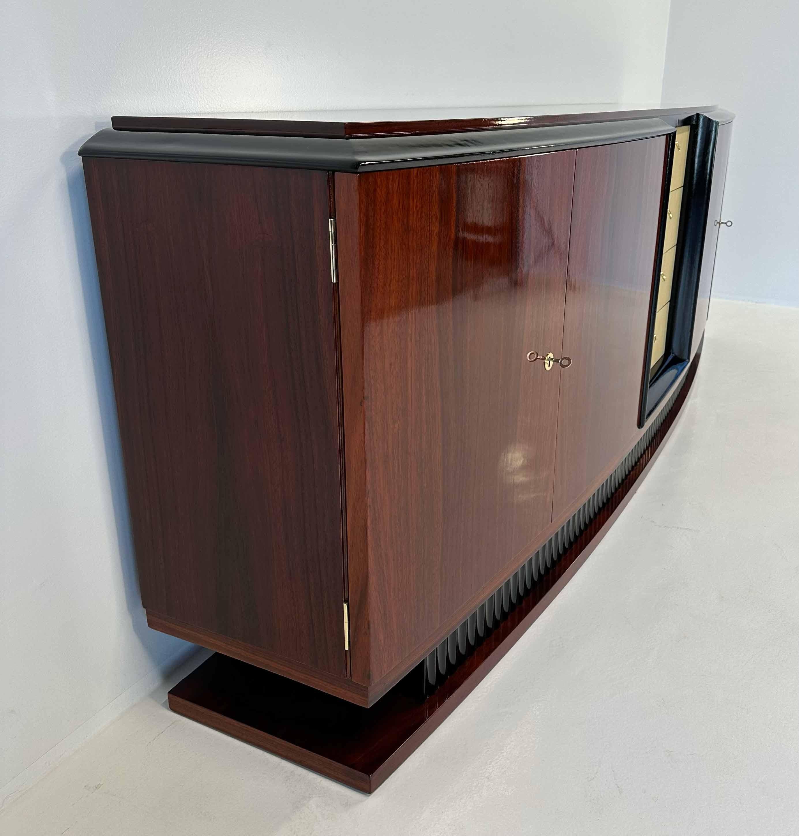 Italienisches Art déco-Sideboard aus Chagrin- und lila Herzholz im Art déco-Stil Attr. Borsani, 1940er Jahre (Messing) im Angebot