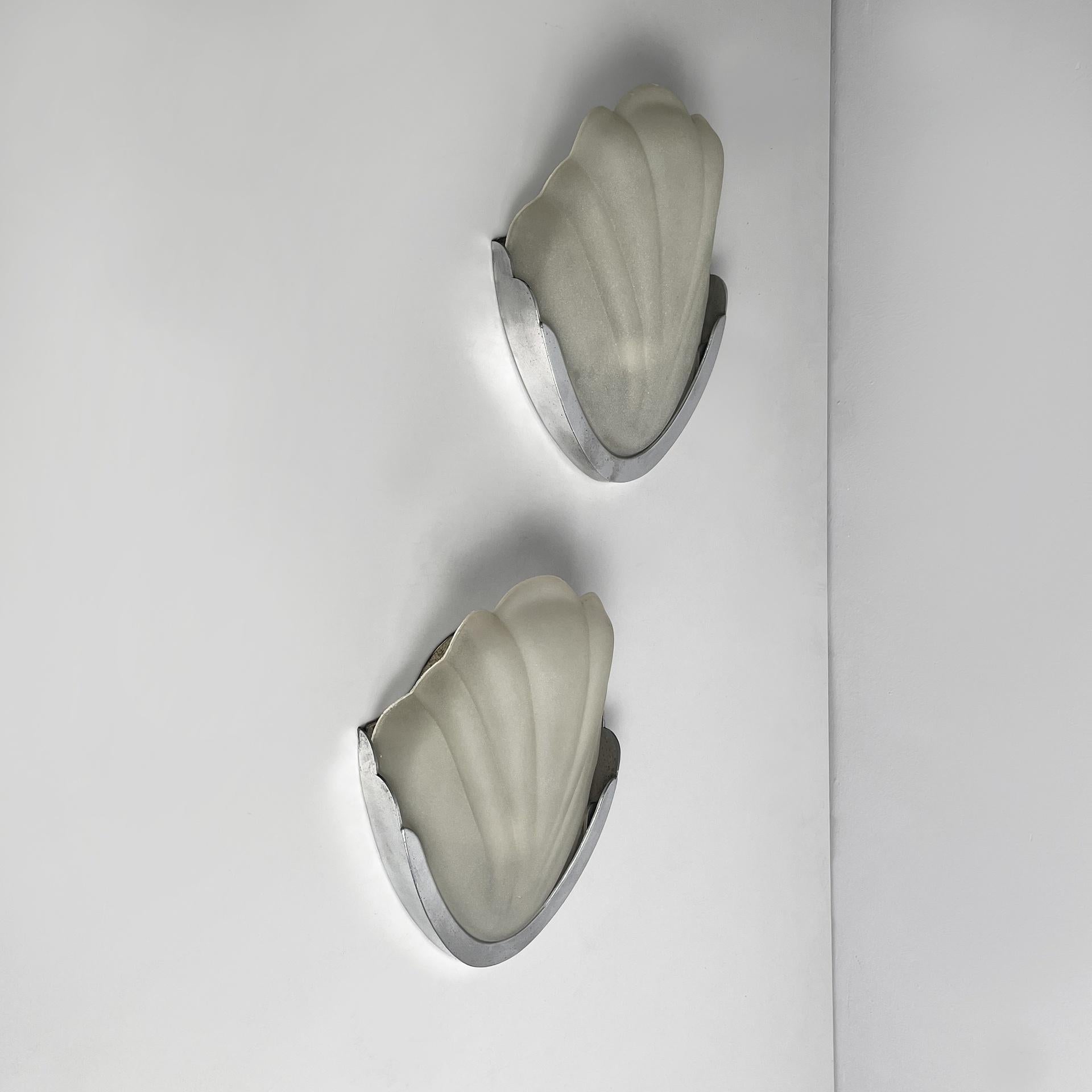 Italian Art Deco shell-shaped wall lamps in glass and metal, 1930s
Pair of wall lamps with a shell-shaped diffuser in molded glass. The structure, where the glass rests, is made of metal. Art Deco.
1930s.
Fair condition. Numerous signs of aging on