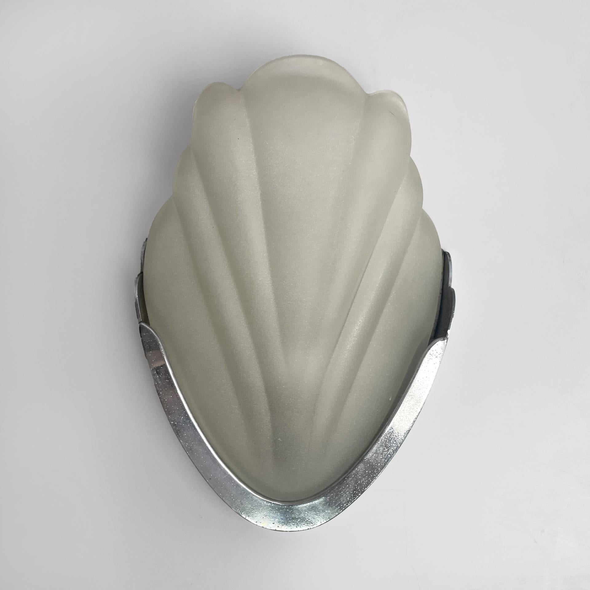 Mid-20th Century Italian Art Deco shell-shaped wall lamps in glass and metal, 1930s For Sale