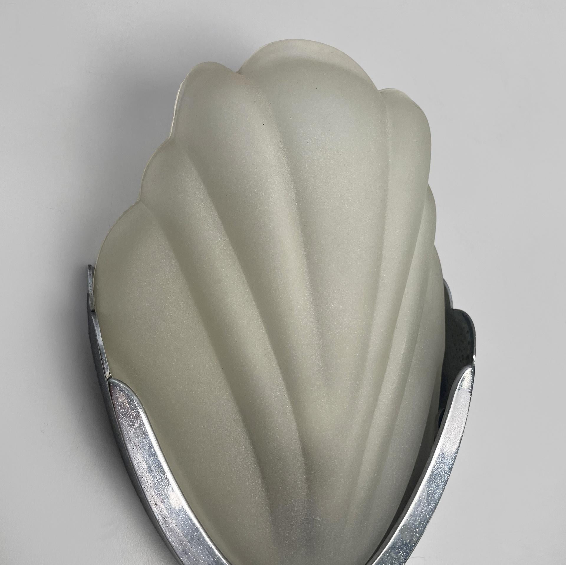 Metal Italian Art Deco shell-shaped wall lamps in glass and metal, 1930s For Sale