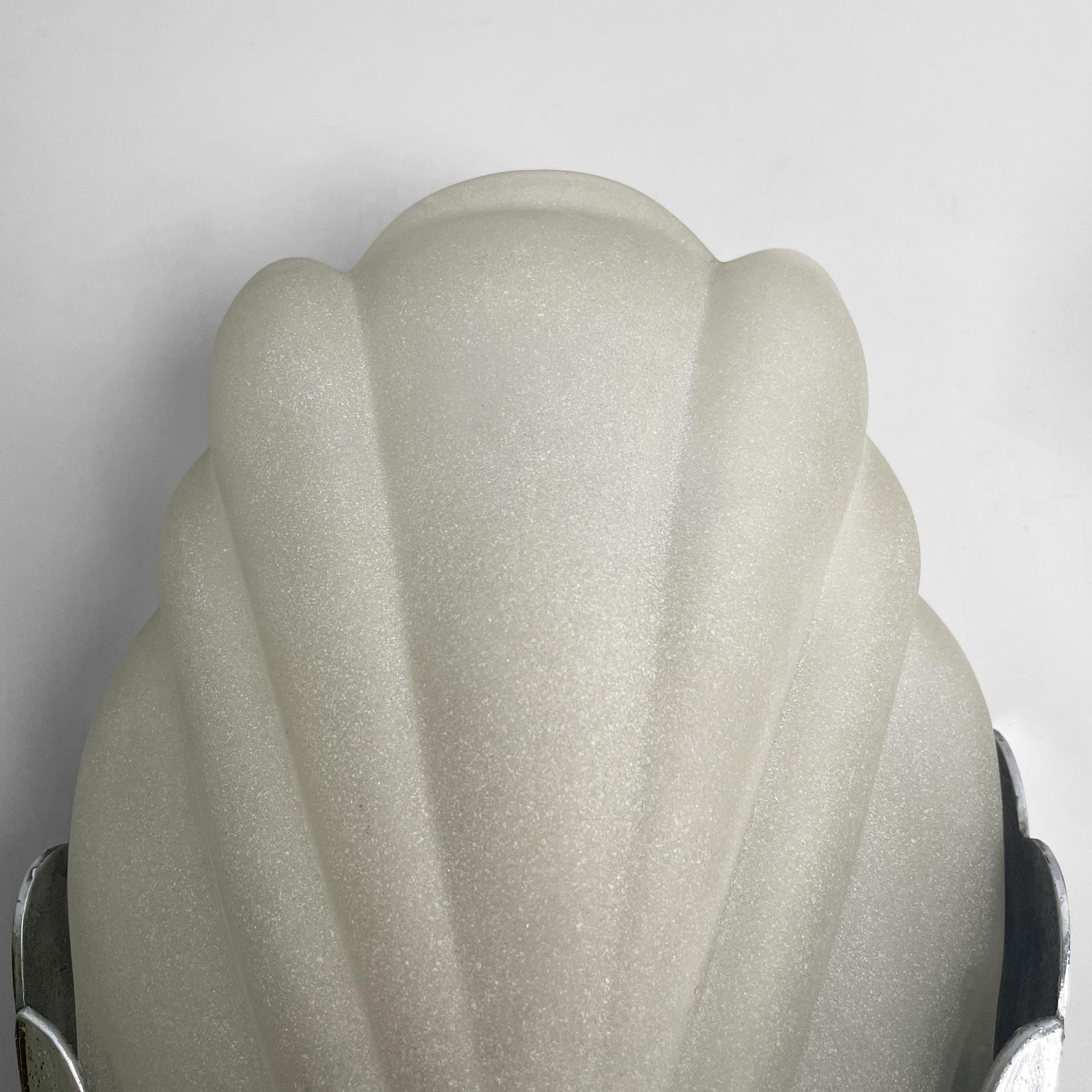 Italian Art Deco shell-shaped wall lamps in glass and metal, 1930s For Sale 3