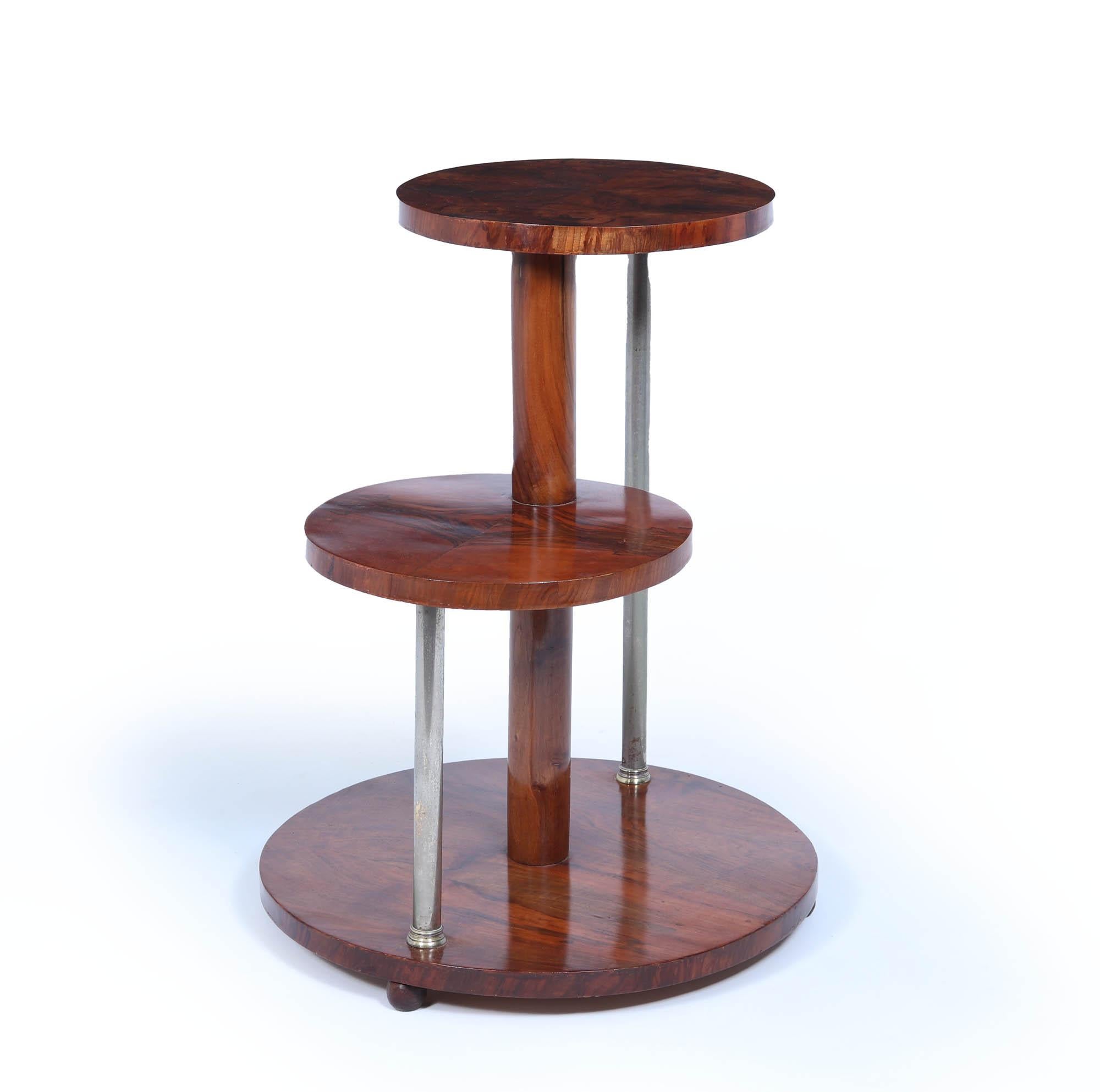 Französischer Art-Déco-Tisch
Ein französischer Art-Déco-Tisch aus den 1930er Jahren. Dieser exquisite Tisch dient nicht nur als funktionale Oberfläche, sondern auch als auffälliges Statement-Stück, ideal, um Ihre geschätzten Sammlerstücke, eleganten