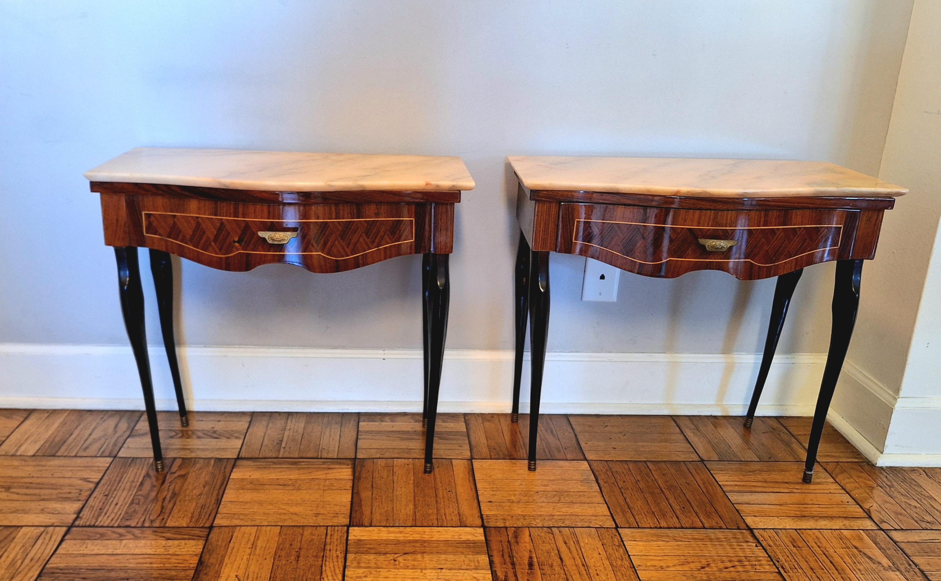 Muy elegante y refinado italiano 1930 s  Pareja de mesillas de noche Art Decó con  cajón frontal y el gran diseño de la chapa de madera de Jacaranda y la encimera de mármol portugués Rosso . Grandes detalles como los tiradores de latón hacen de