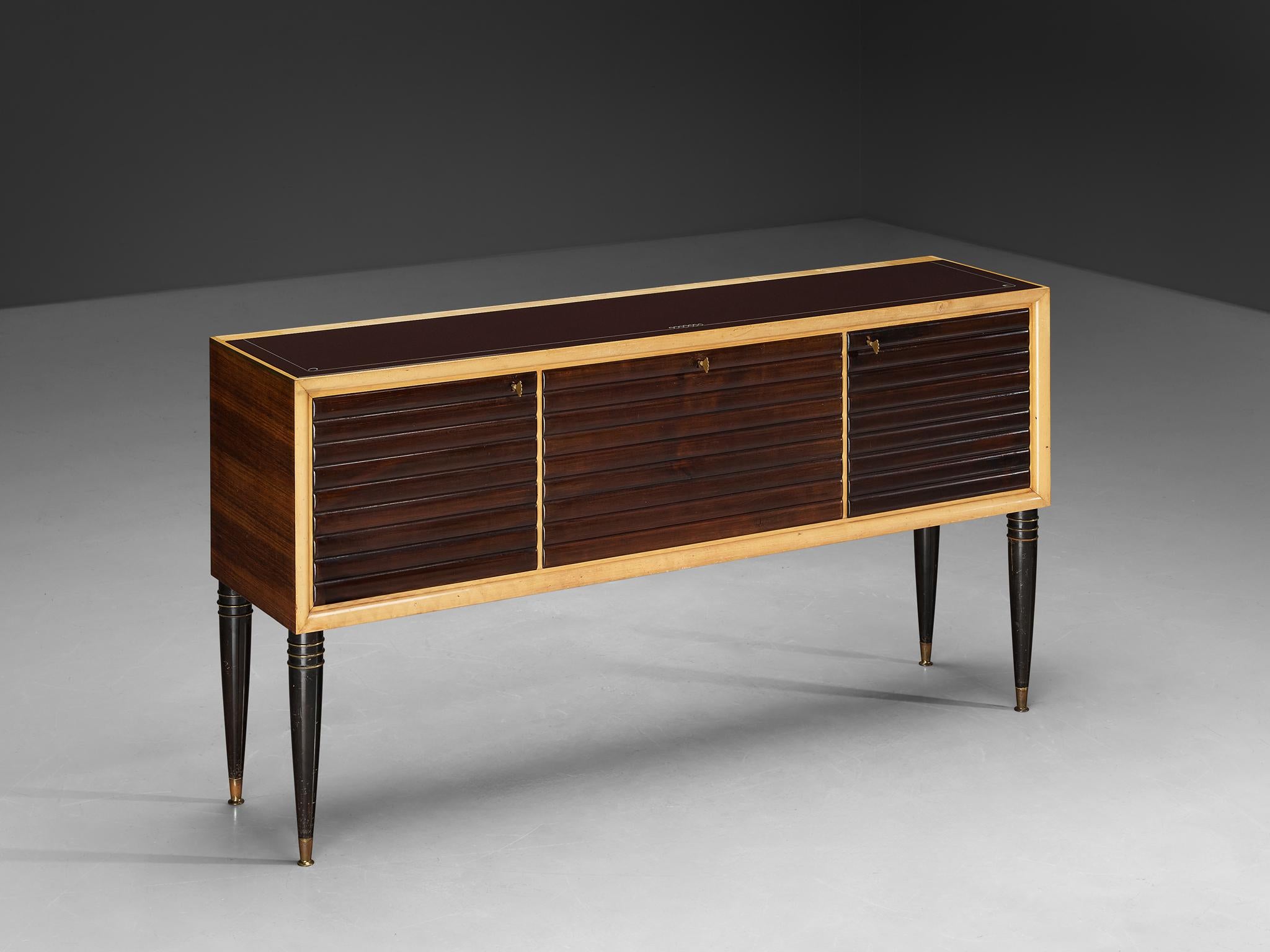Credenza, mogano, noce, ottone, vetro lucido, vetro a specchio, acero, Italia, anni '40

Questa squisita credenza italiana degli anni '40 mostra un'eccezionale maestria e materiali di lusso, dando vita a un bellissimo pezzo d'arredamento. Il corpo