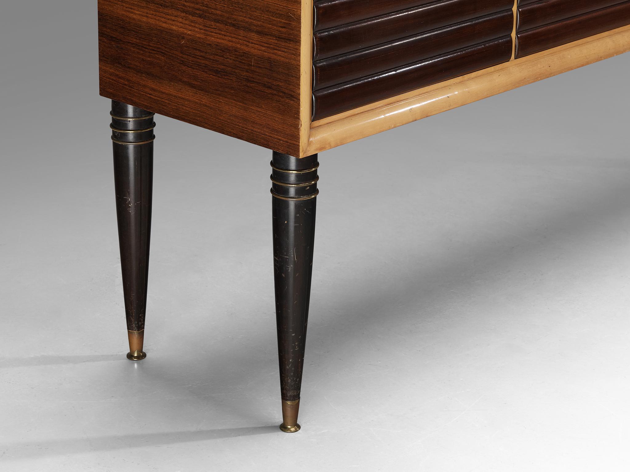 Art Déco Credenza Art Deco italiana in noce, acero, mogano, vetro e ottone