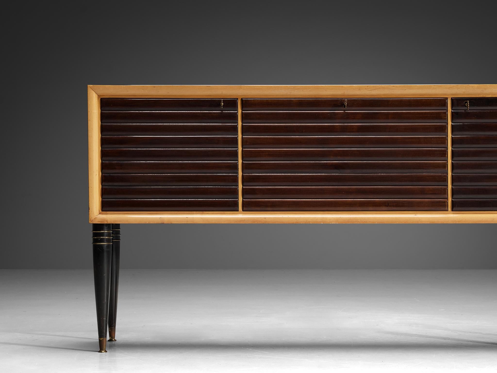Metà XX secolo Credenza Art Deco italiana in noce, acero, mogano, vetro e ottone
