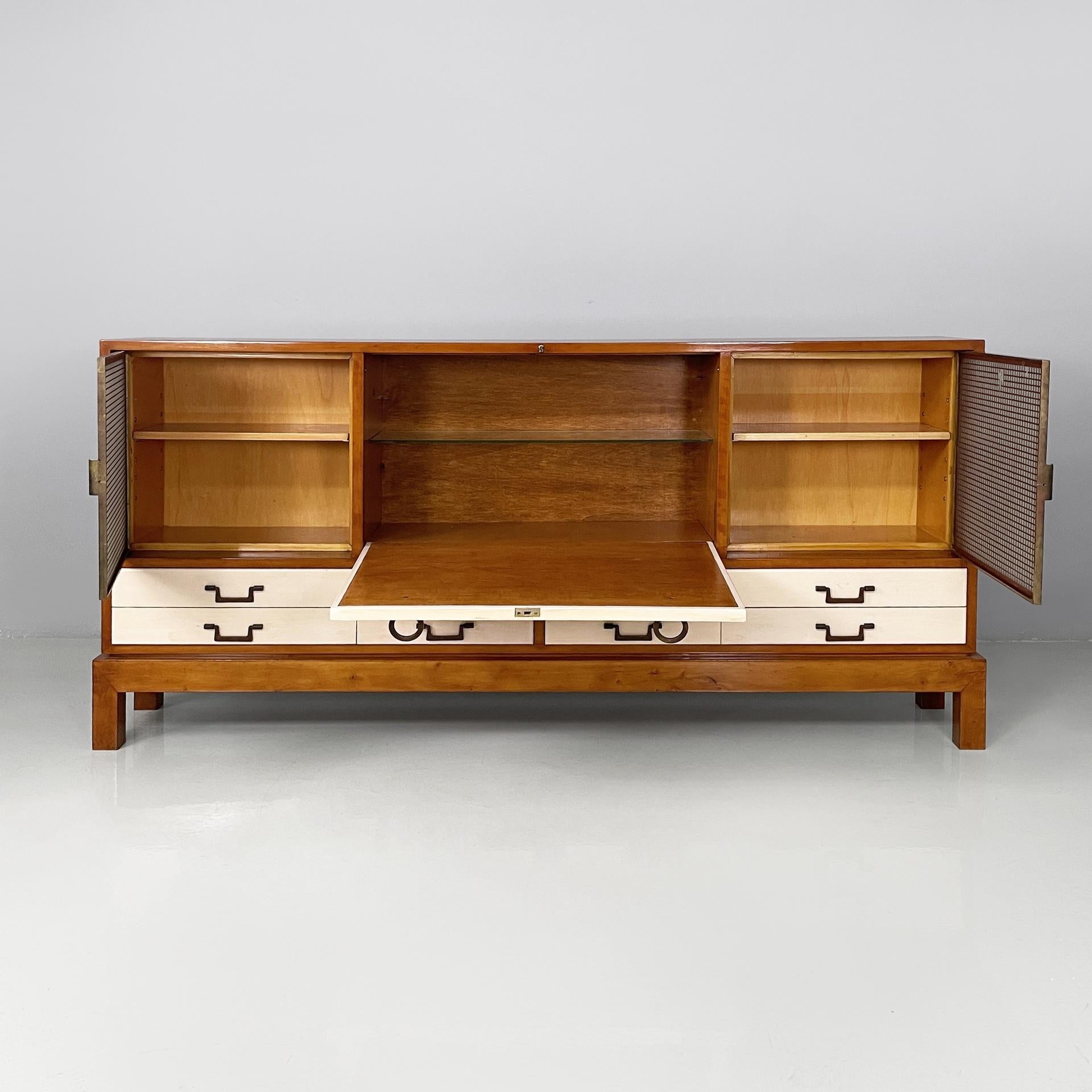 Italian Art Deco sideboard in wood, brass and glass, 1940s In Good Condition For Sale In MIlano, IT