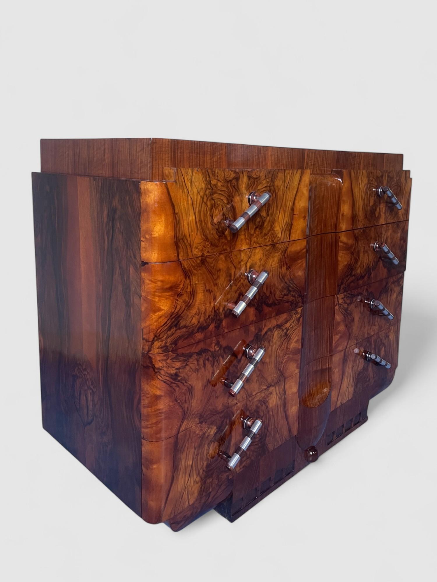 Italian Art Deco' Sideboard or Chest of Drawers in Walnut, Italy 1930s For Sale 4