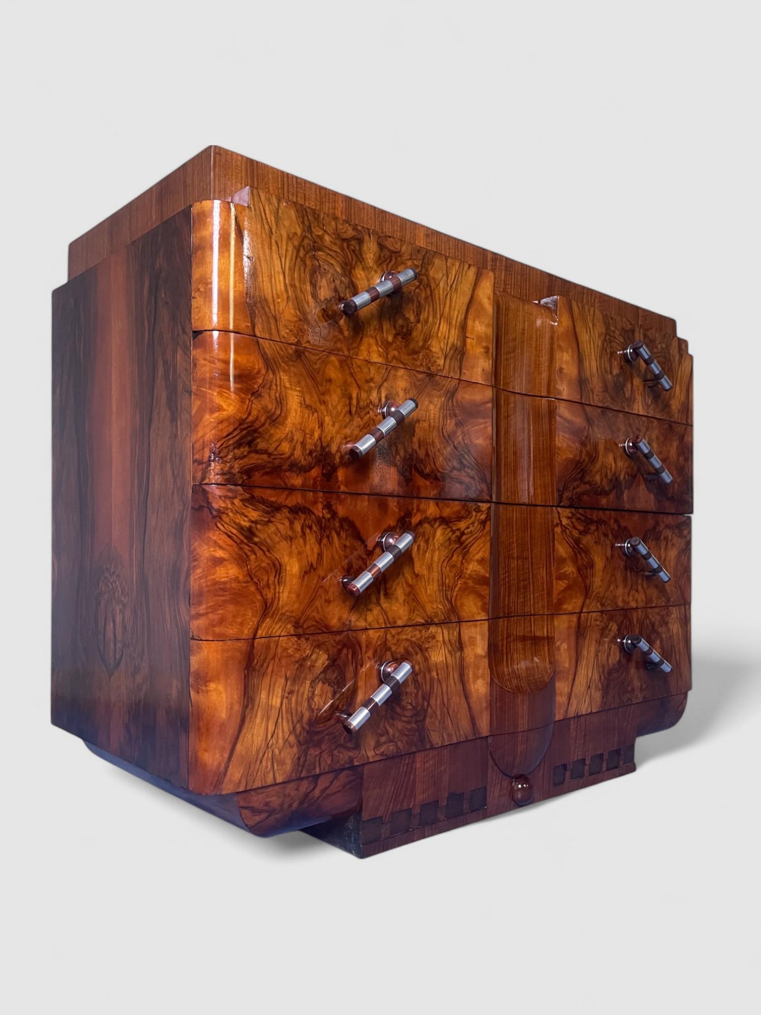 Italian Art Deco' Sideboard or Chest of Drawers in Walnut, Italy 1930s For Sale 5