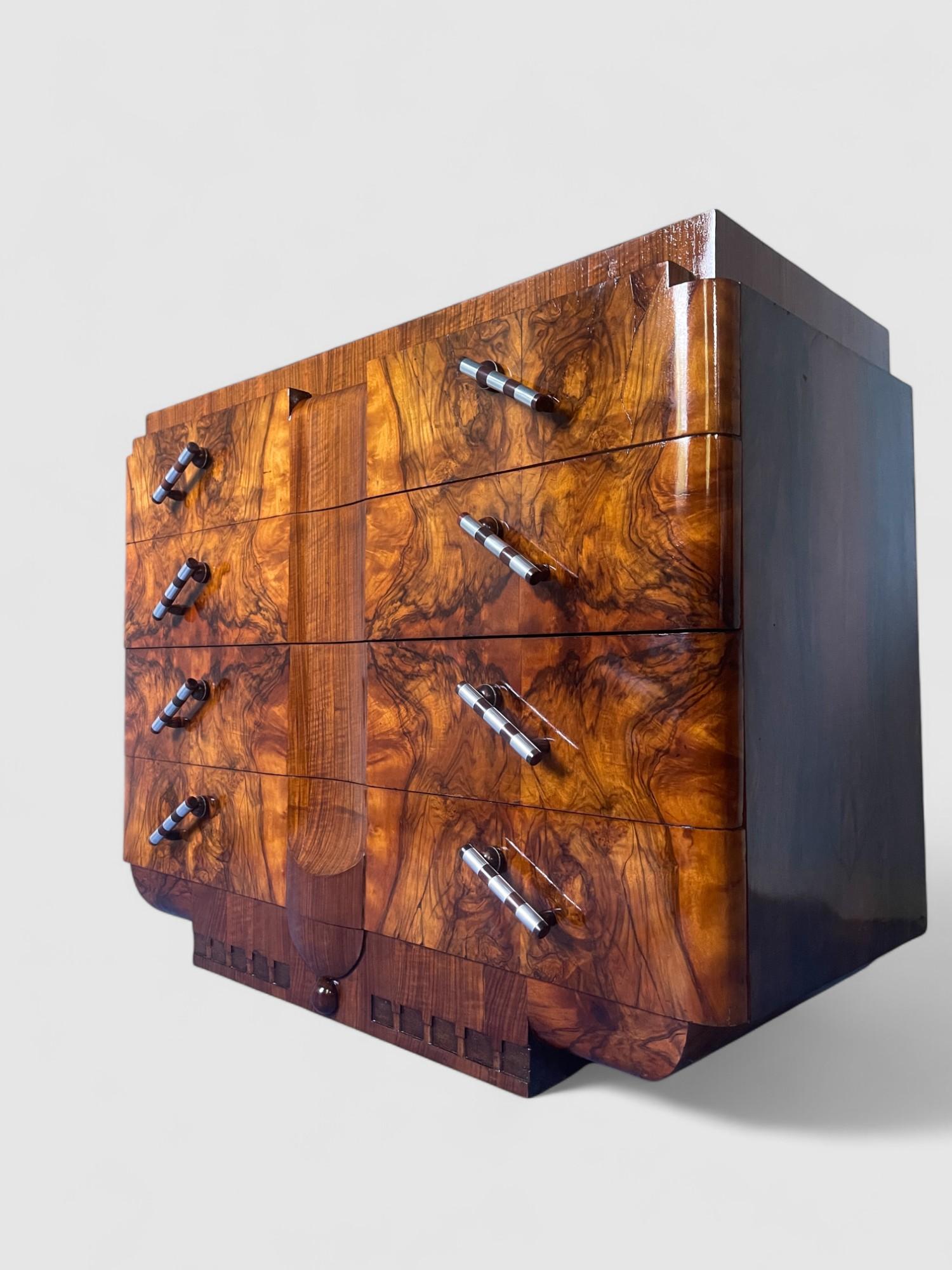 Italian Art Deco' Sideboard or Chest of Drawers in Walnut, Italy 1930s For Sale 6
