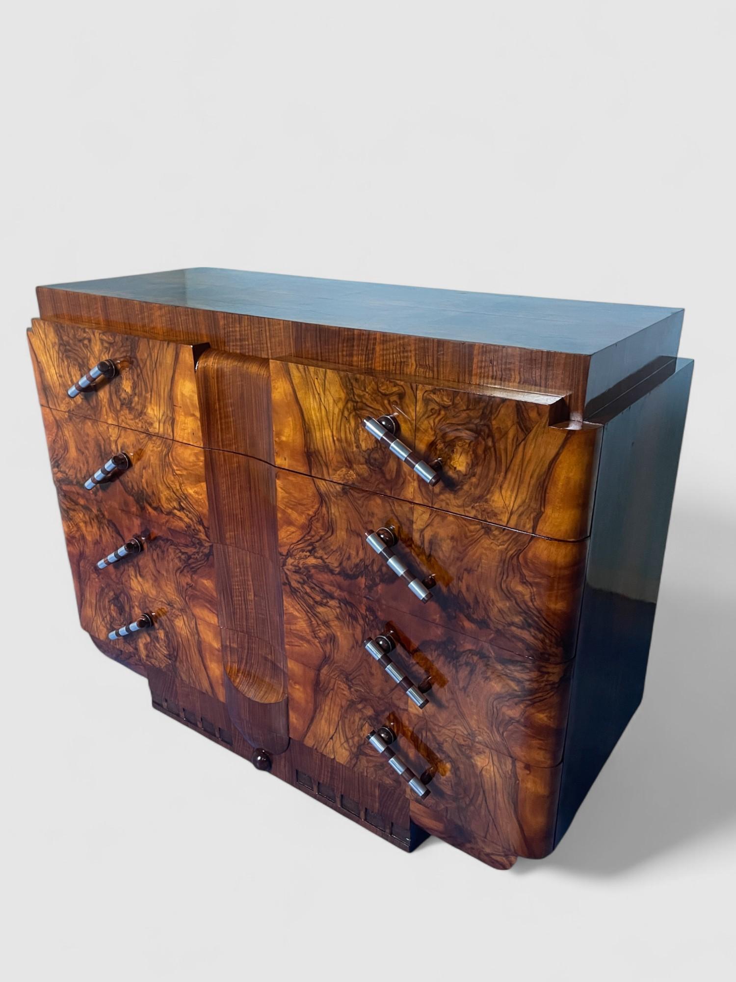 Italian Art Deco' Sideboard or Chest of Drawers in Walnut, Italy 1930s For Sale 7
