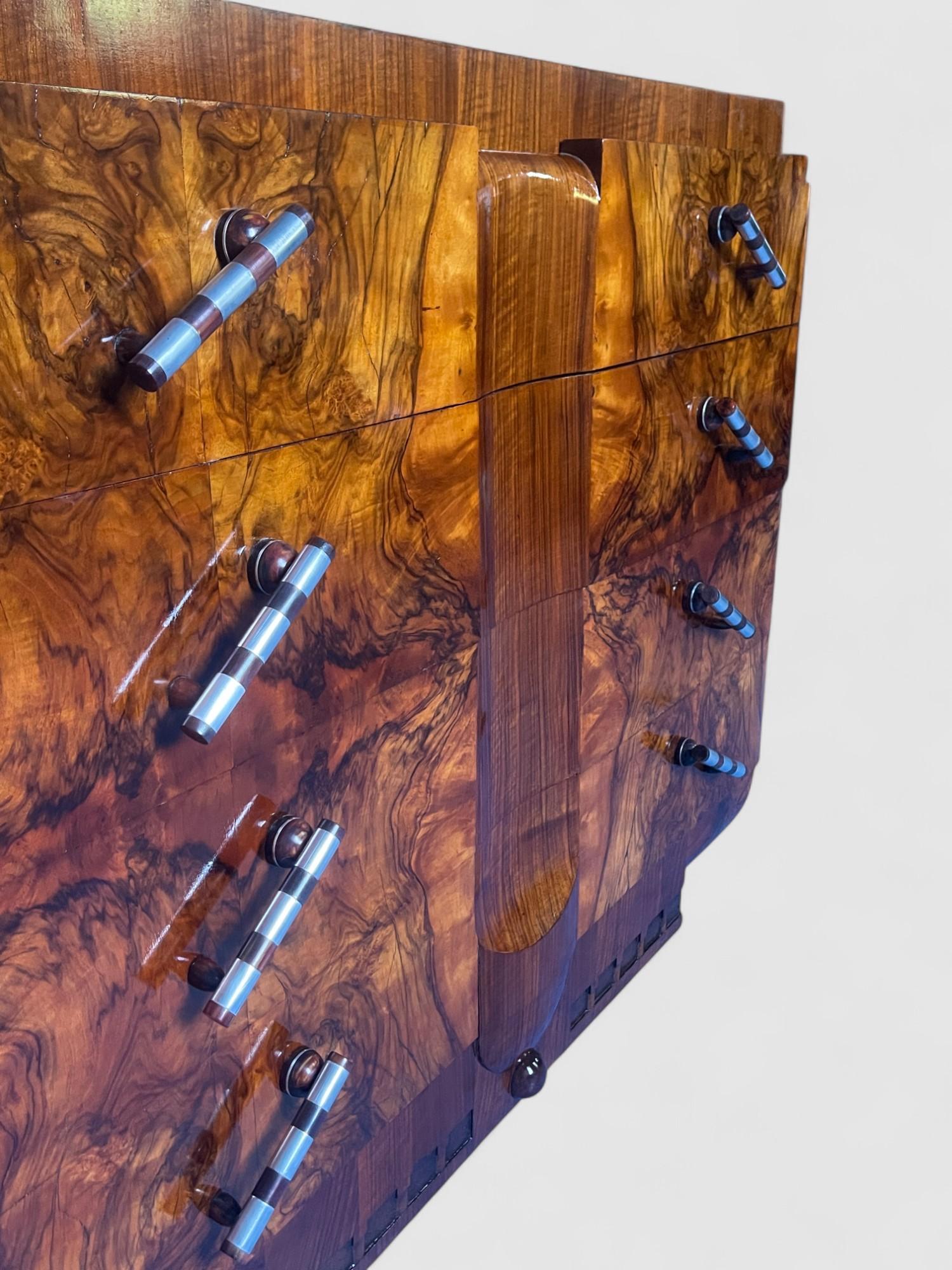 Italian Art Deco' Sideboard or Chest of Drawers in Walnut, Italy 1930s For Sale 8