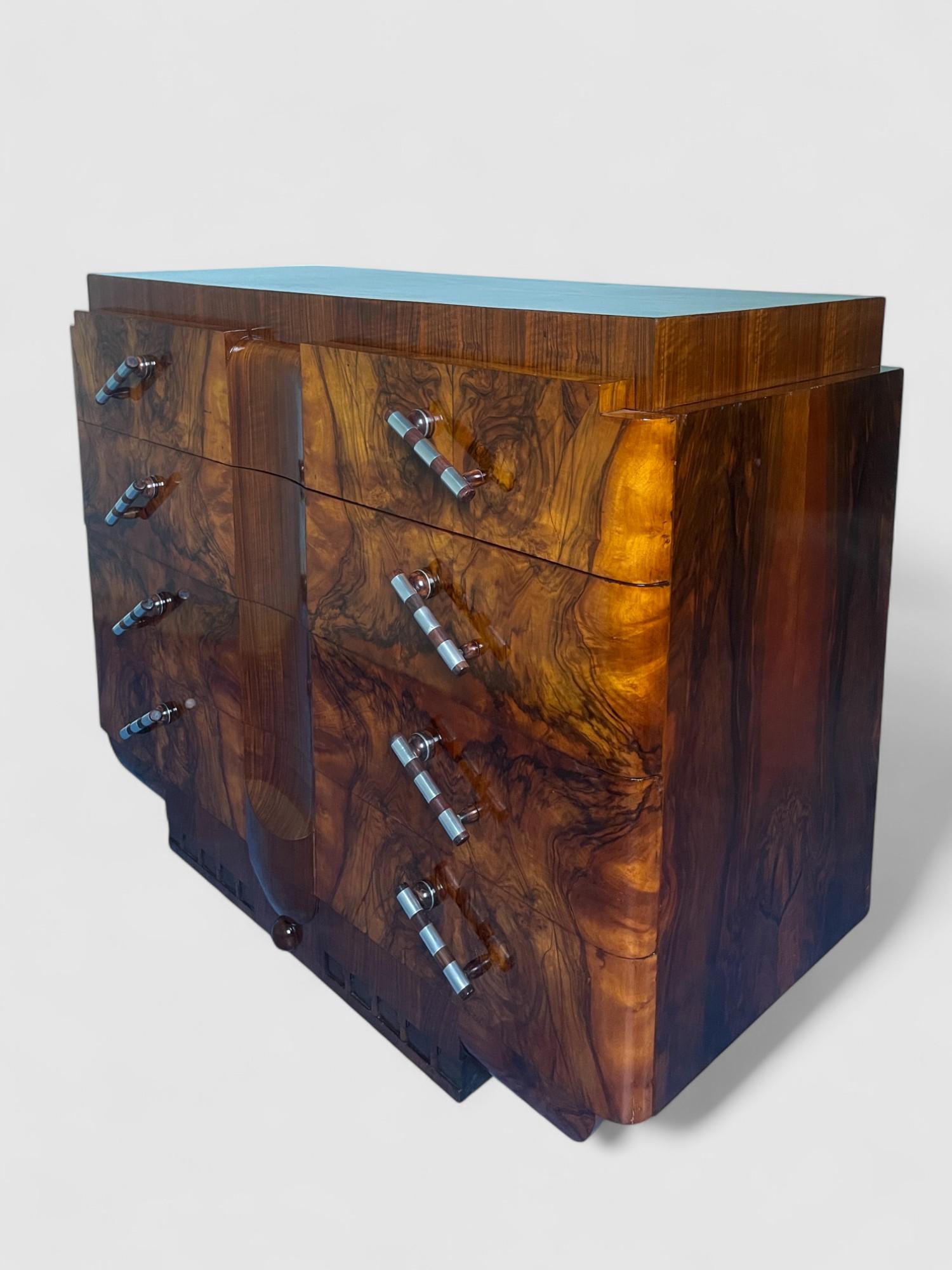 Italian Art Deco' Sideboard or Chest of Drawers in Walnut, Italy 1930s For Sale 9