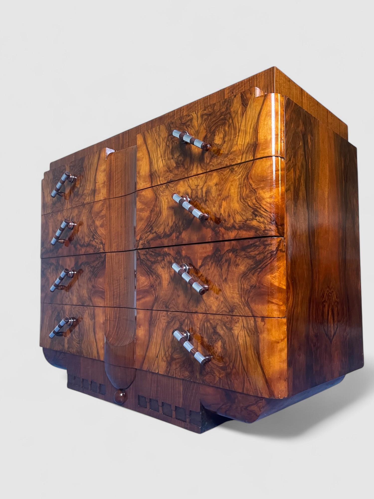 Italian Art Deco' Sideboard or Chest of Drawers in Walnut, Italy 1930s For Sale 10