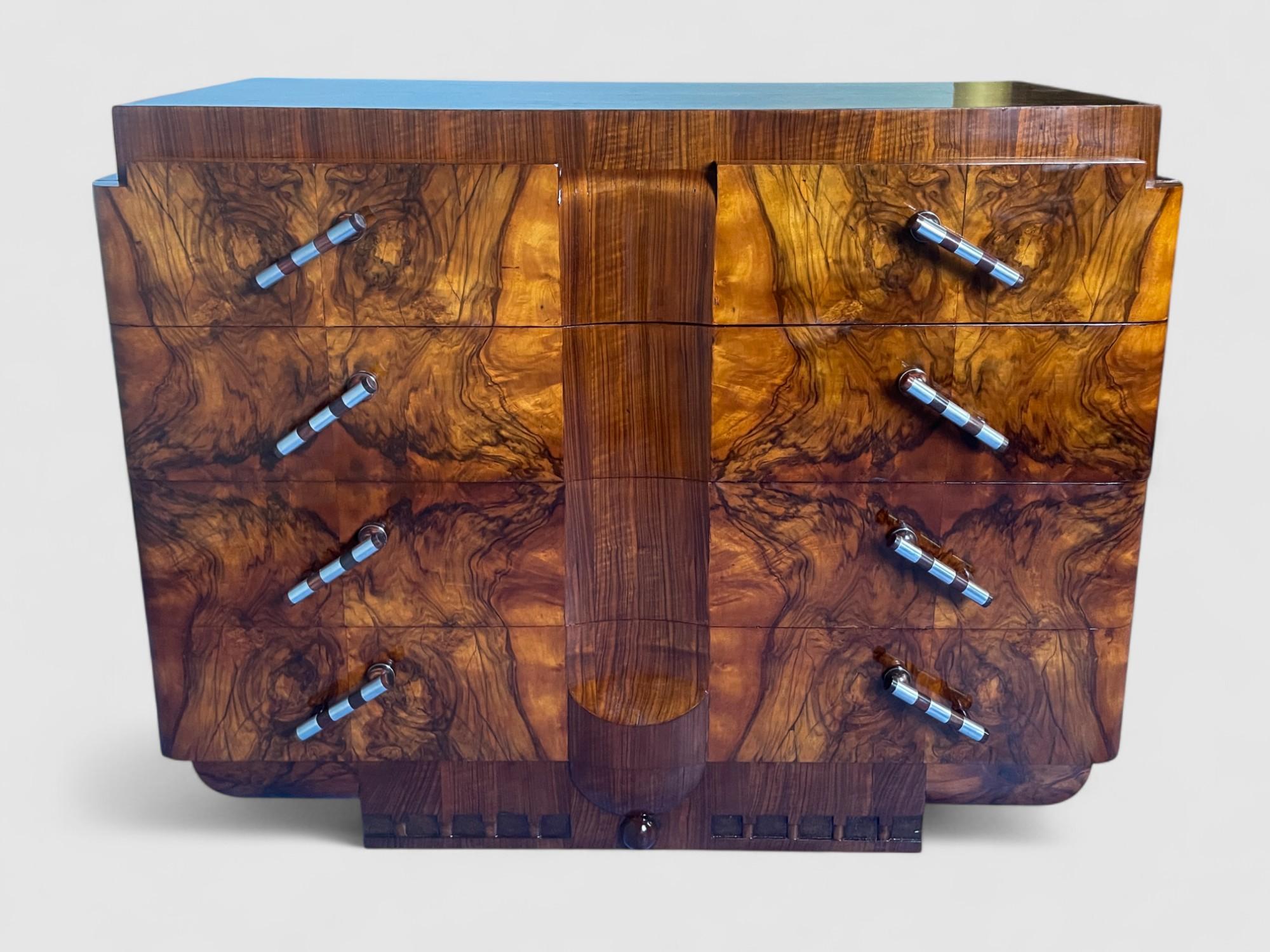 Italian Art Deco' Sideboard or Chest of Drawers in Walnut, Italy 1930s For Sale 11