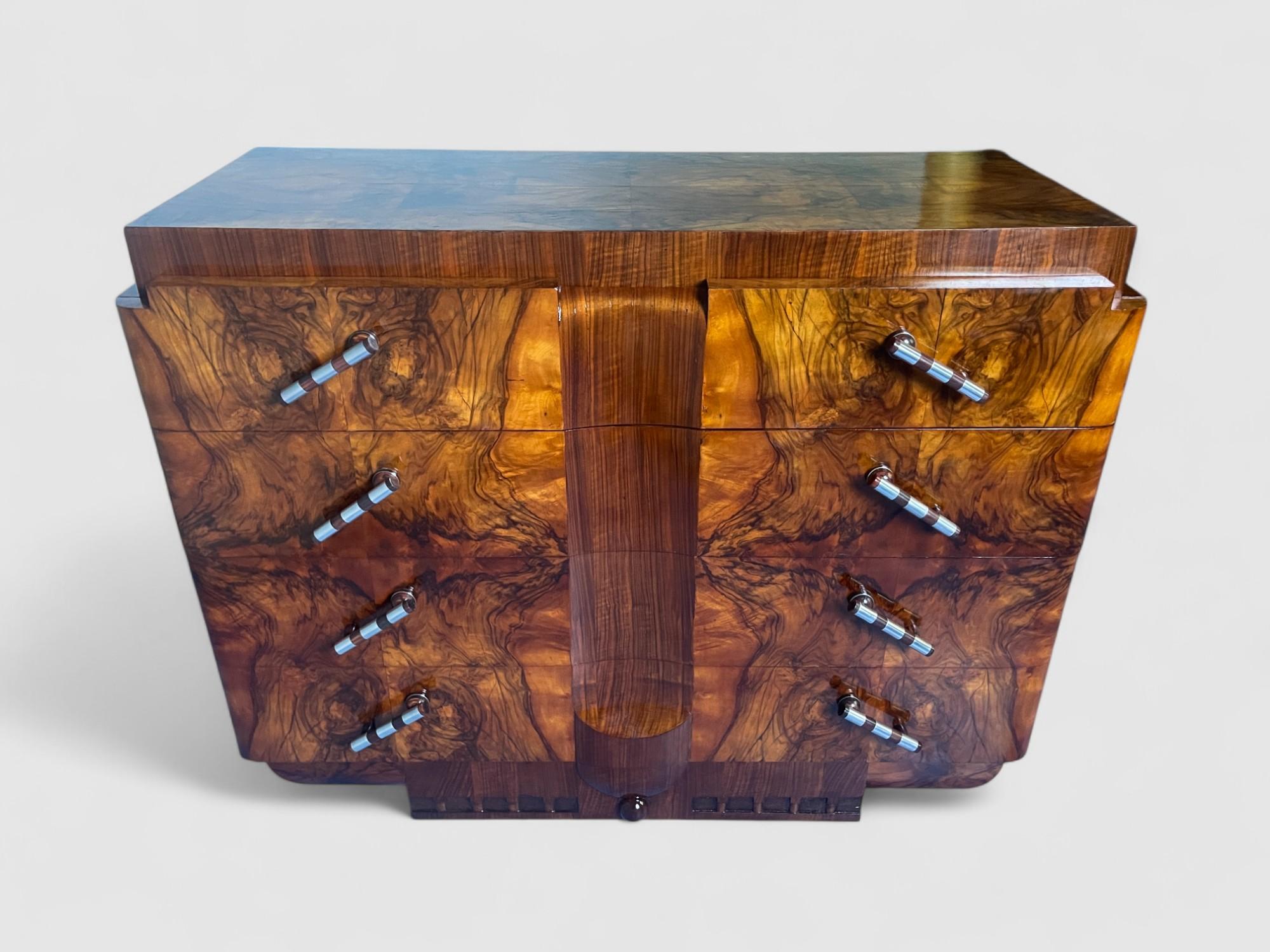 Italian Art Deco' Sideboard or Chest of Drawers in Walnut, Italy 1930s For Sale 12