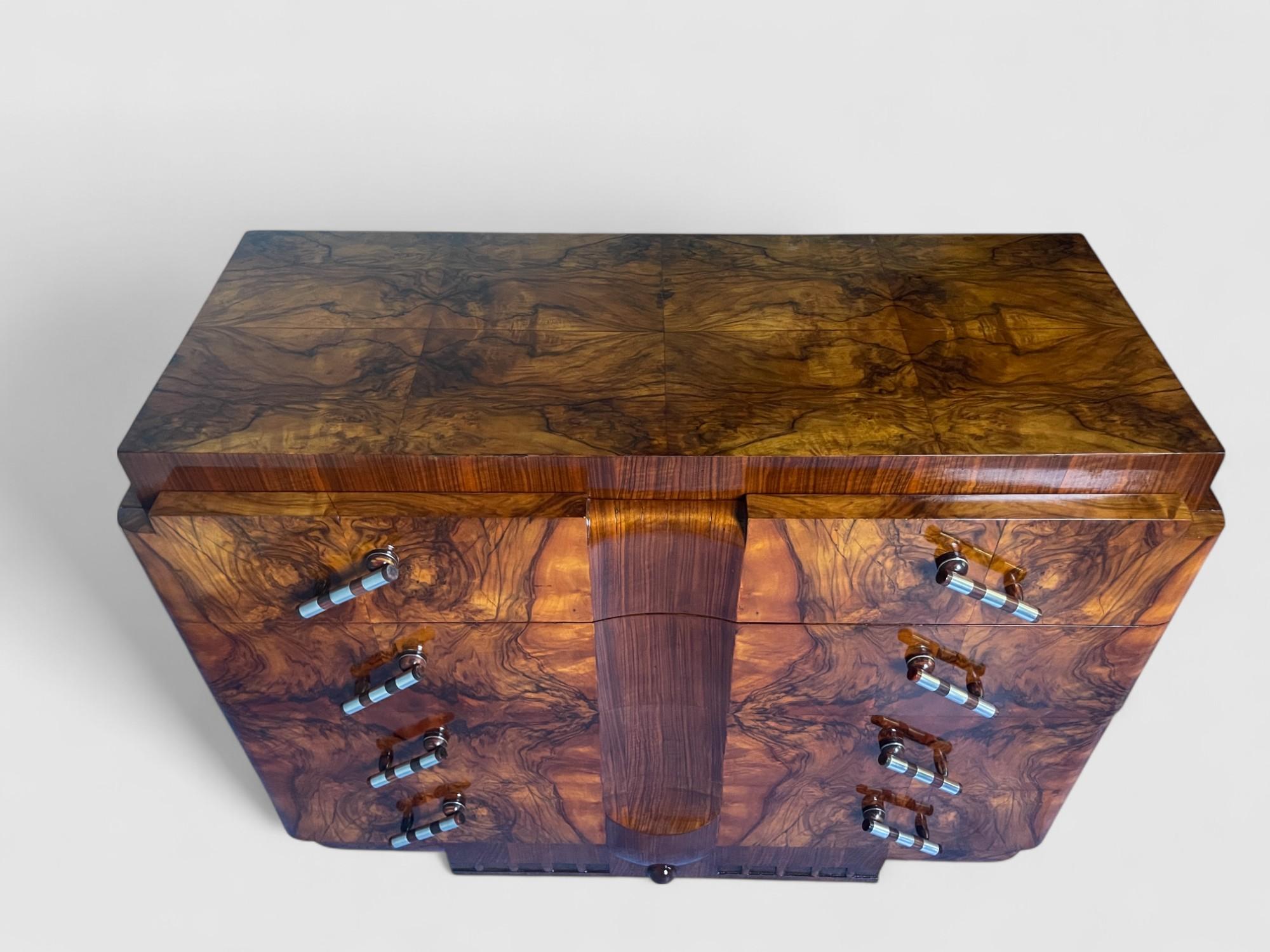 Italian Art Deco' Sideboard or Chest of Drawers in Walnut, Italy 1930s For Sale 13