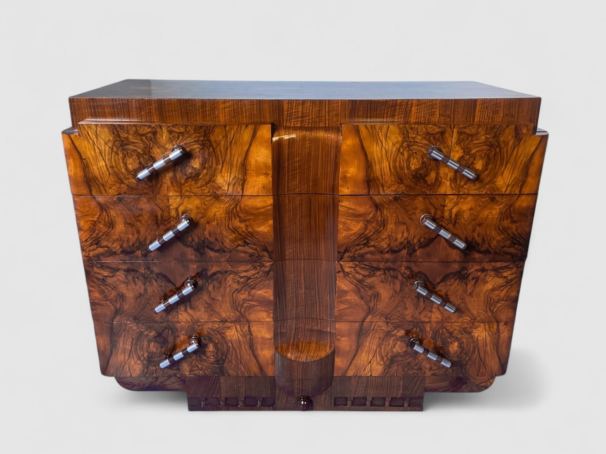 Italian Art Deco' Sideboard or Chest of Drawers in walnut wood with wonderful grain, design with a square shape of clear rationalist inspiration typical of the era, the stepped top is a clear example of this, as is the lower base of reduced