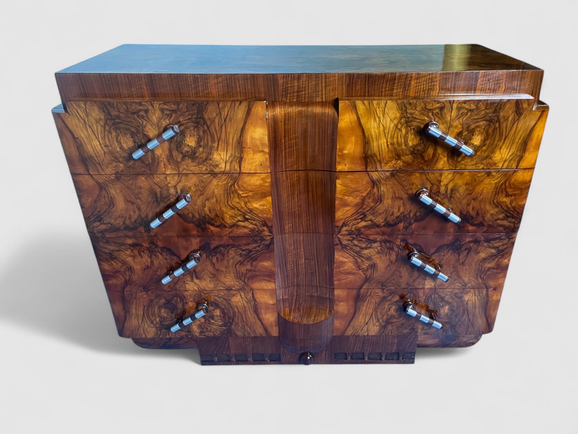 Italian Art Deco' Sideboard or Chest of Drawers in Walnut, Italy 1930s For Sale 14