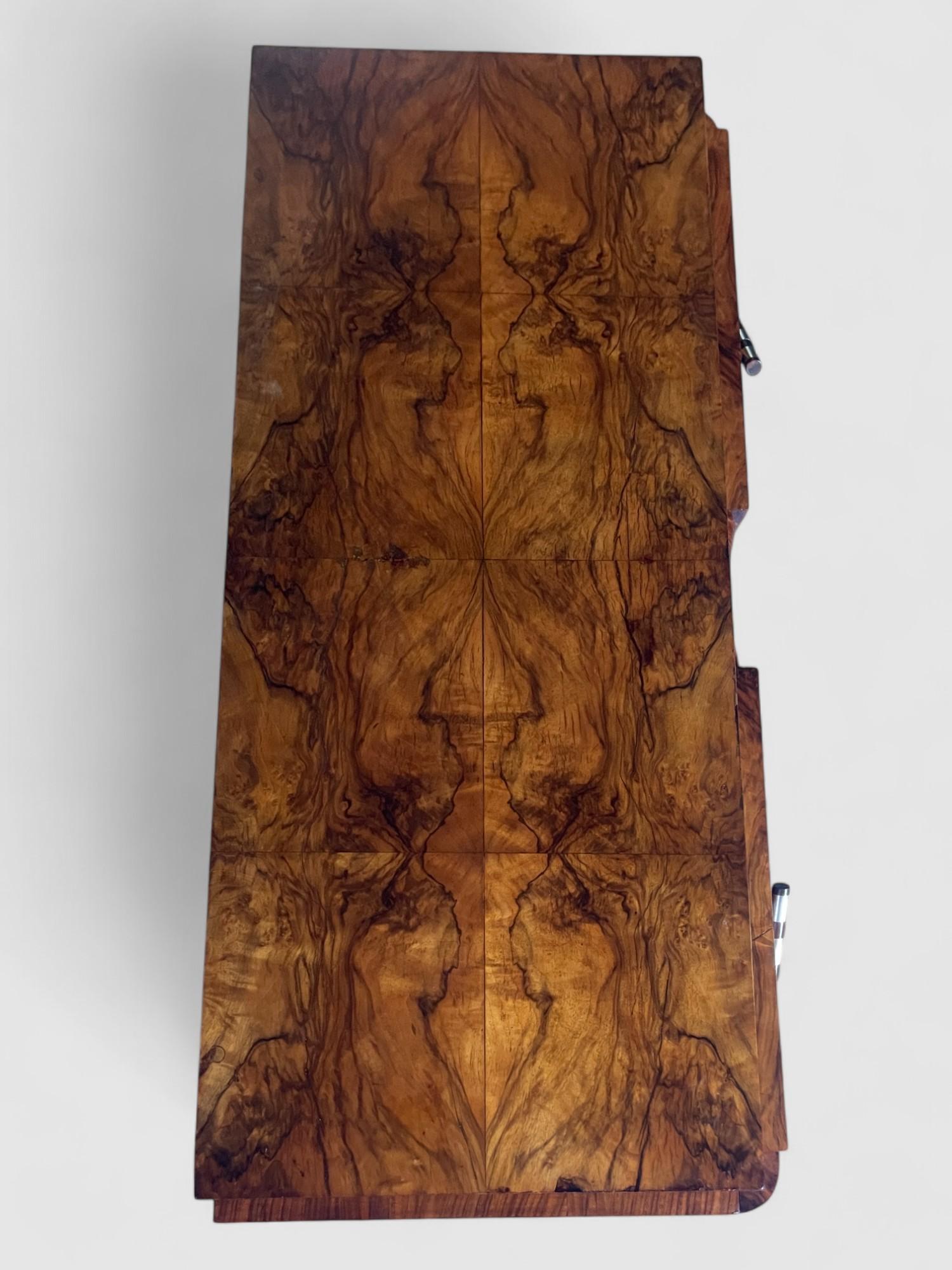 Veneer Italian Art Deco' Sideboard or Chest of Drawers in Walnut, Italy 1930s For Sale