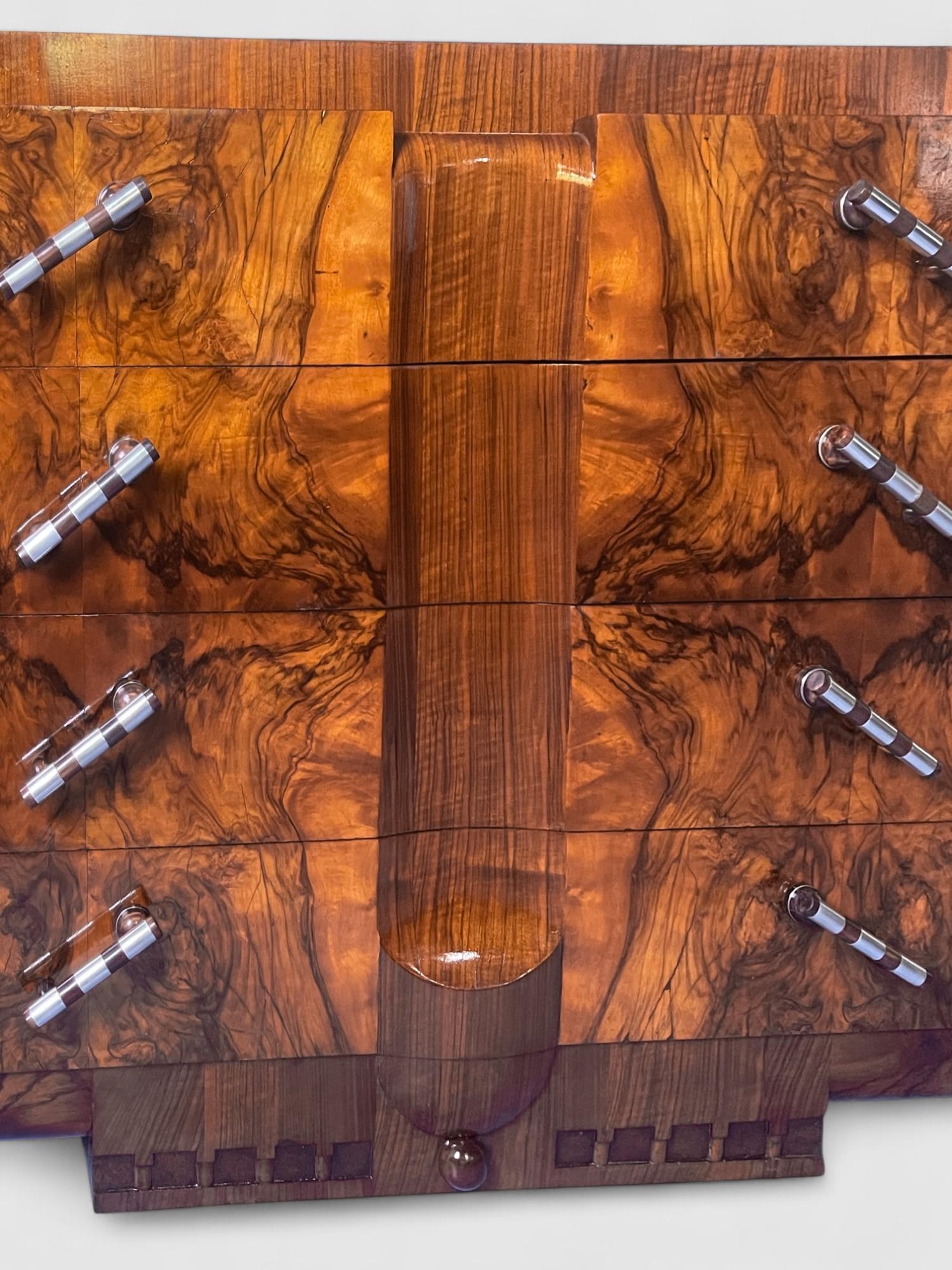 Italian Art Deco' Sideboard or Chest of Drawers in Walnut, Italy 1930s In Good Condition For Sale In Traversetolo, IT