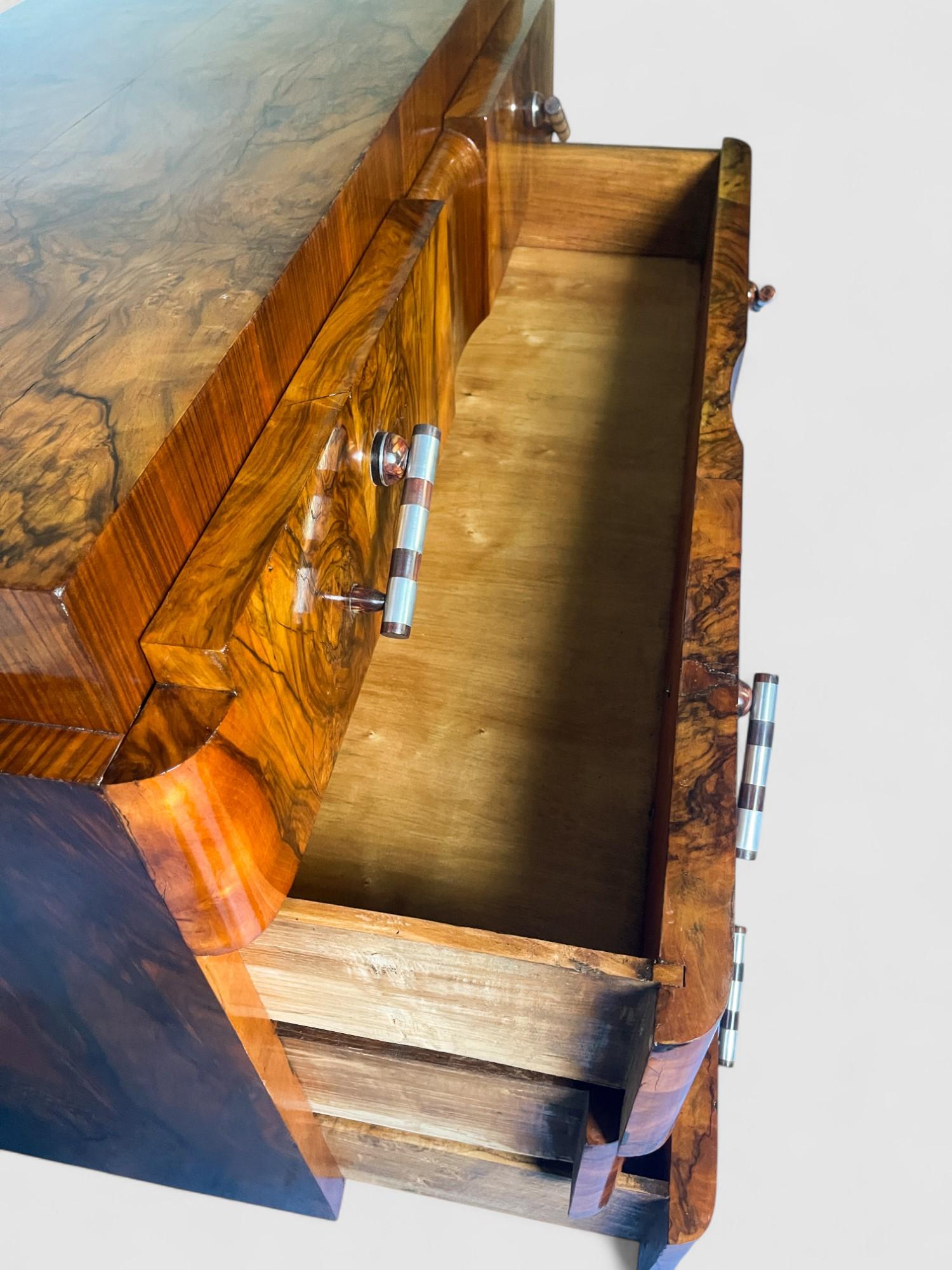 Italian Art Deco' Sideboard or Chest of Drawers in Walnut, Italy 1930s For Sale 1
