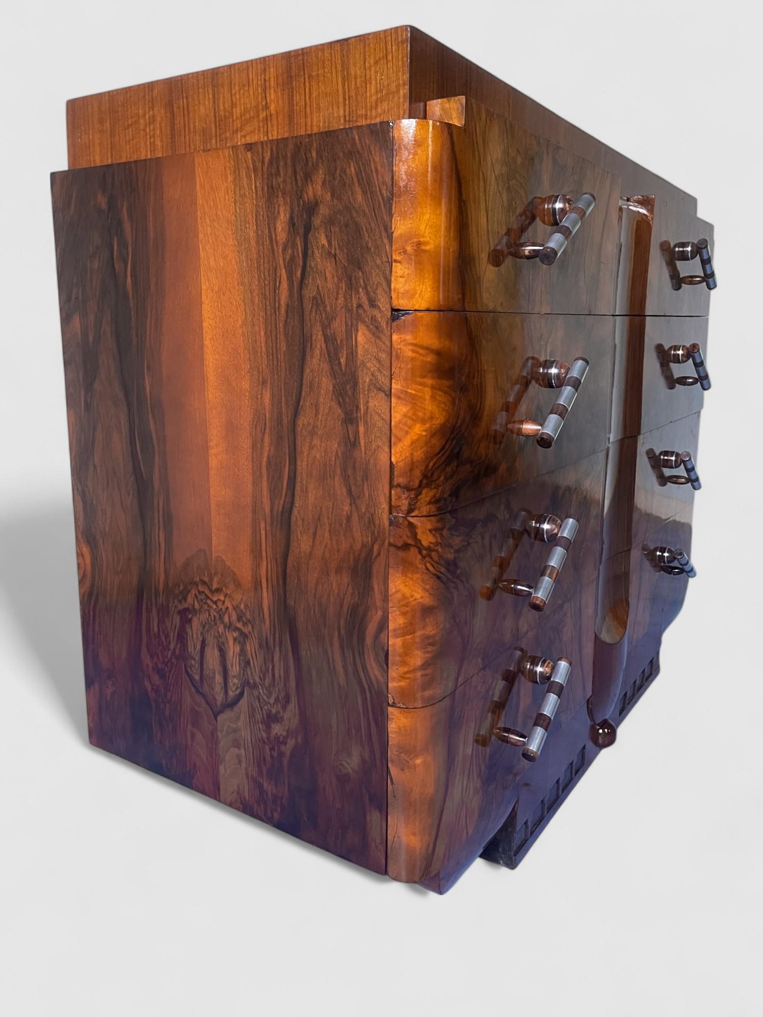 Italian Art Deco' Sideboard or Chest of Drawers in Walnut, Italy 1930s For Sale 2