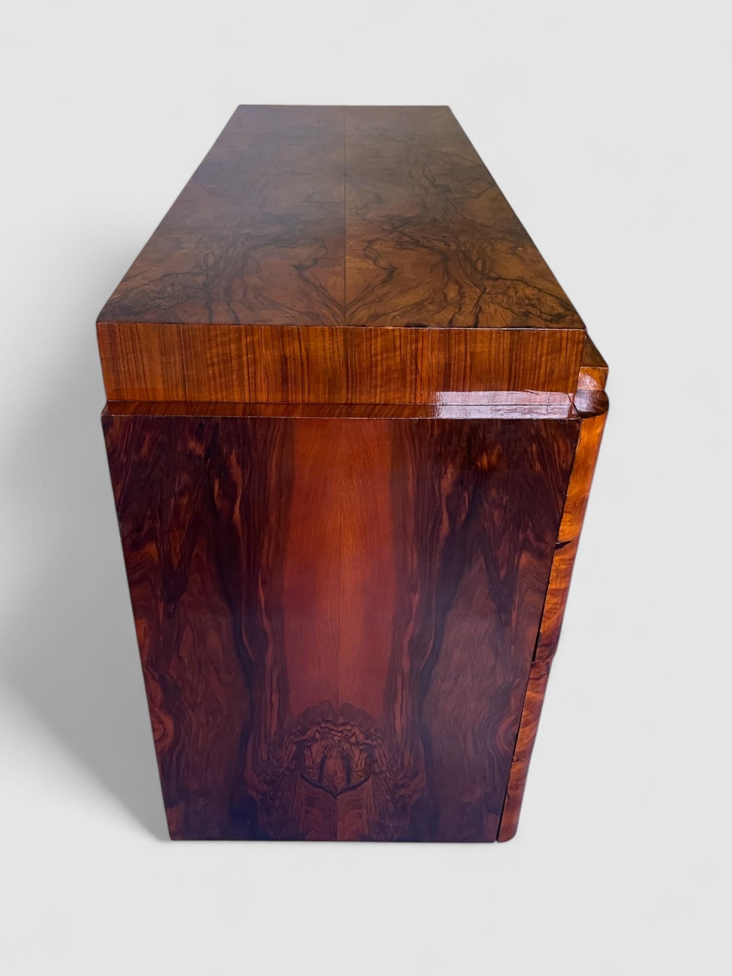 Italian Art Deco' Sideboard or Chest of Drawers in Walnut, Italy 1930s For Sale 3