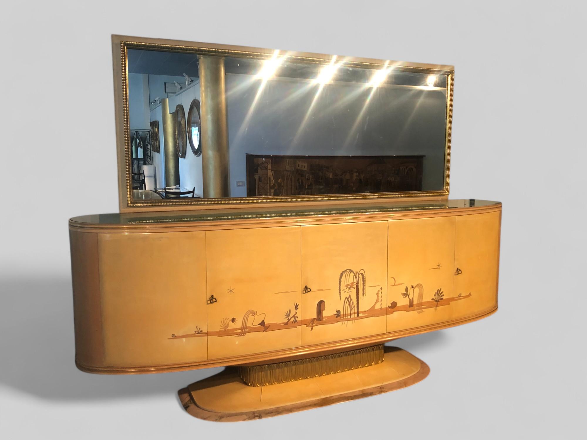 Credenza Art Deco italiana in legno laccato pergamena in stile Osvaldo Borsani, Italia 1940.
Bellissimo movimento delle linee sul frontale, preziosi intarsi sulle ante, base in marmo, interni in acero. 
Il tavolino è staccabile. Sono disponibili