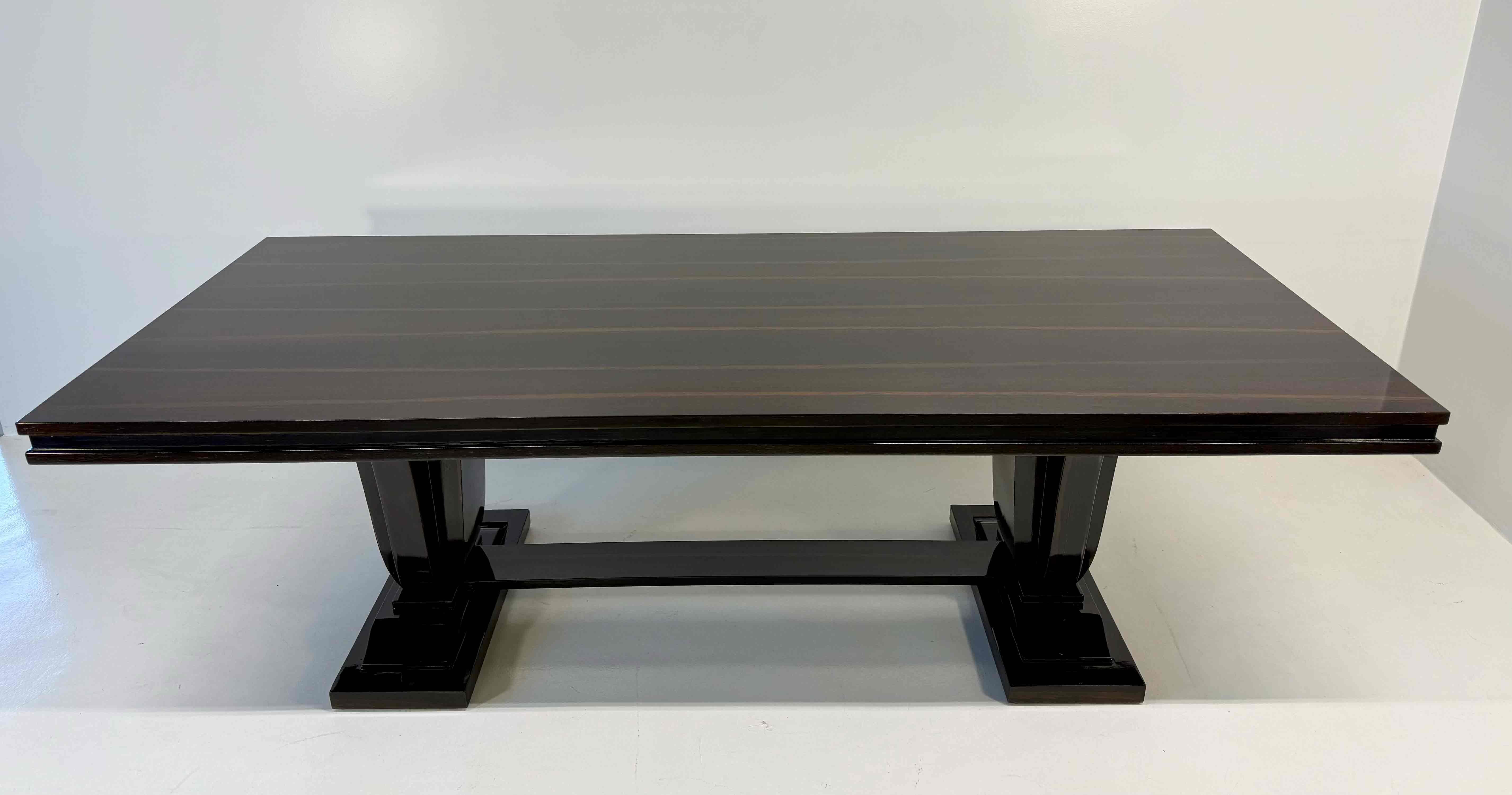 Italian Art Deco Smoked Oak and Black Profile Extendable Table, 1940s In Good Condition For Sale In Meda, MB