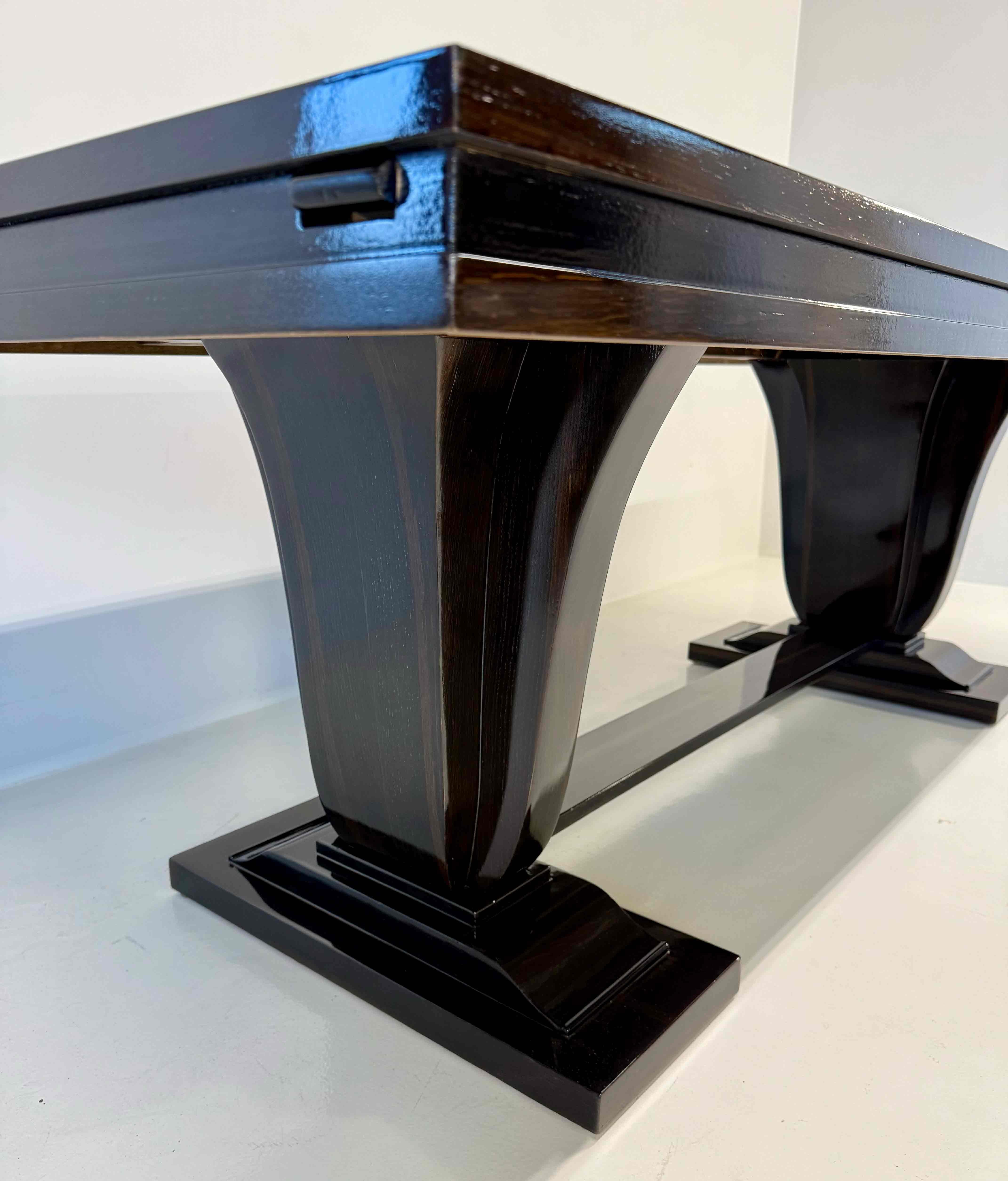 Italian Art Deco Smoked Oak and Black Profile Extendable Table, 1940s For Sale 2
