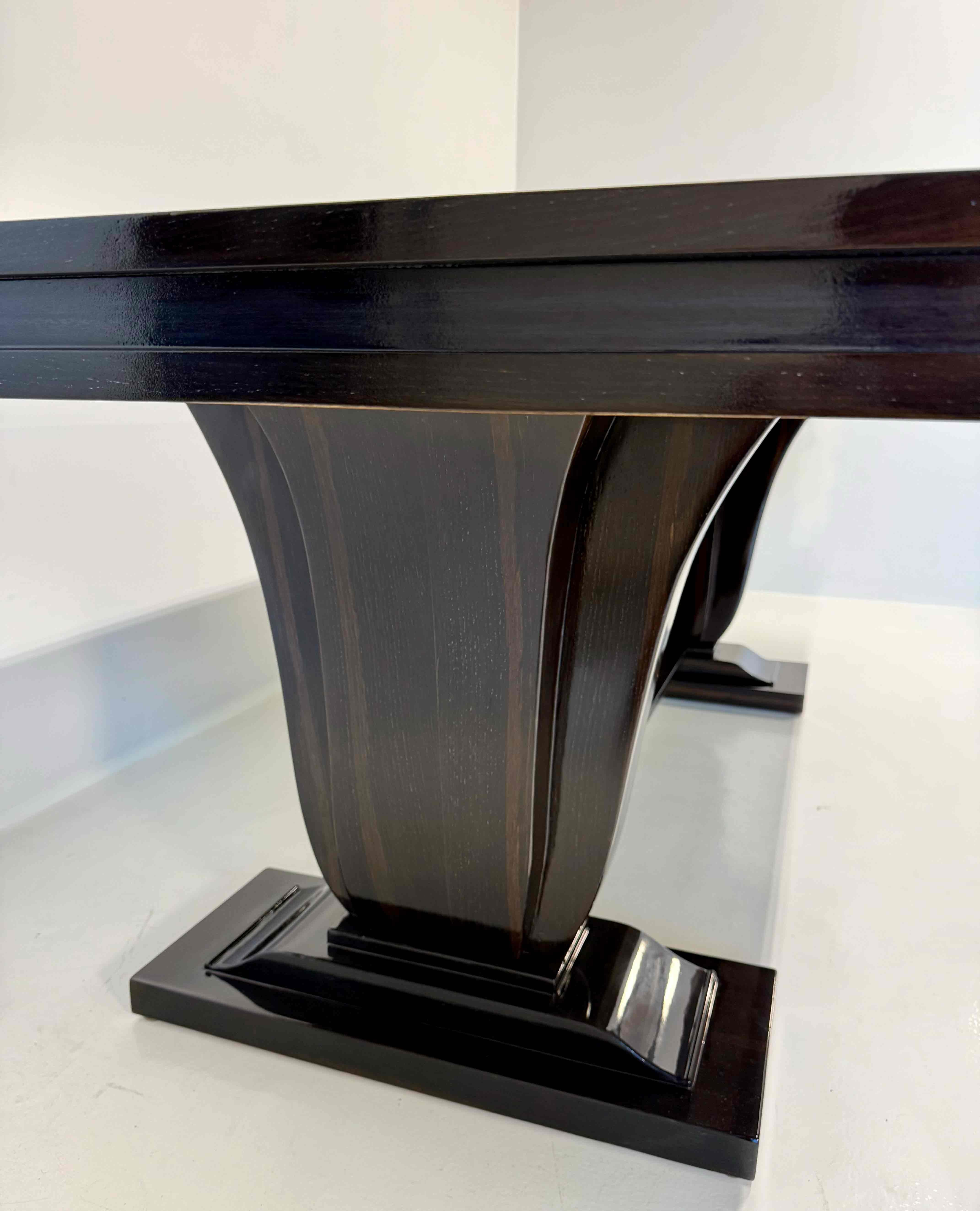 Italian Art Deco Smoked Oak and Black Profile Extendable Table, 1940s For Sale 4