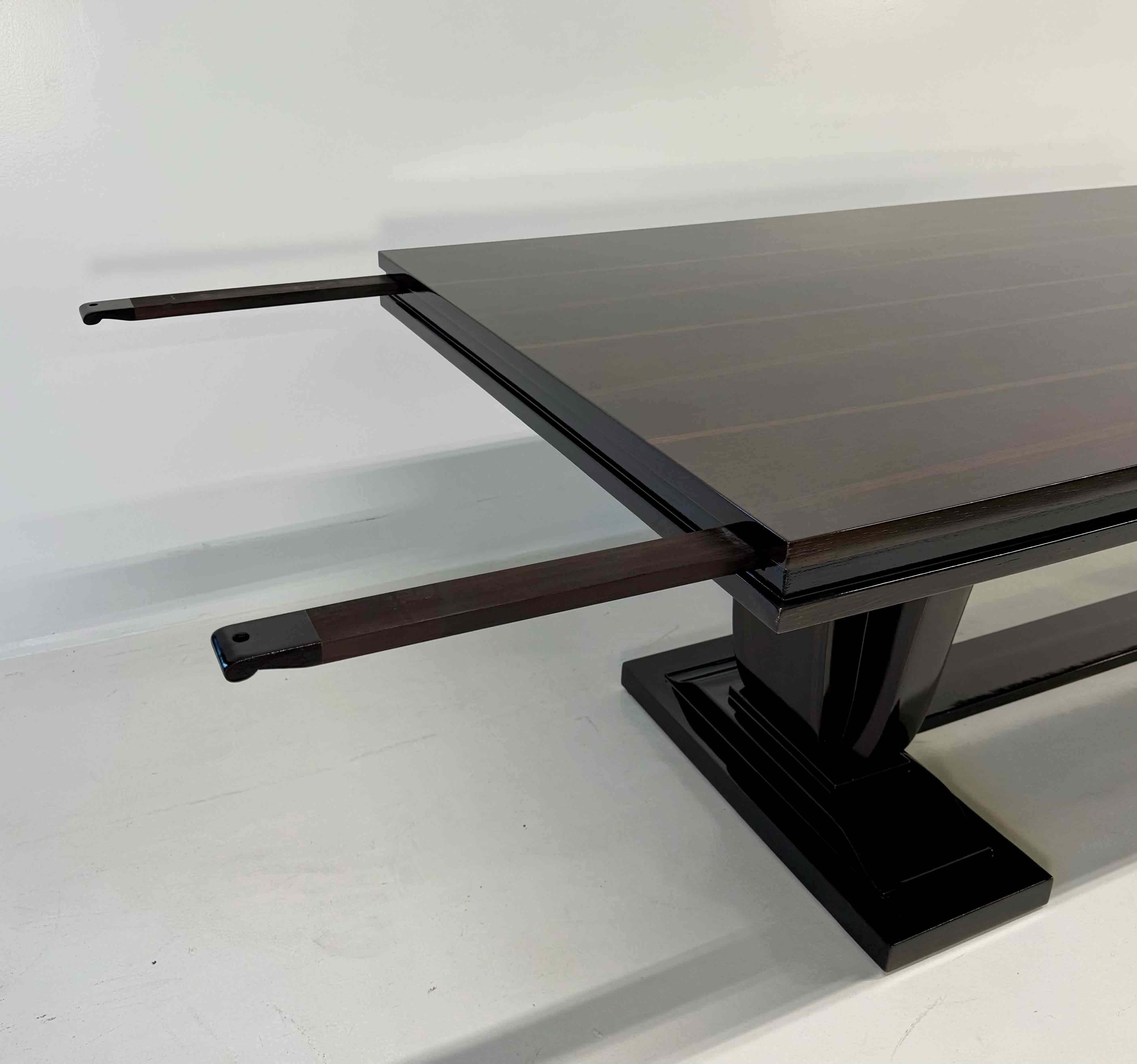 Italian Art Deco Smoked Oak and Black Profile Extendable Table, 1940s For Sale 5