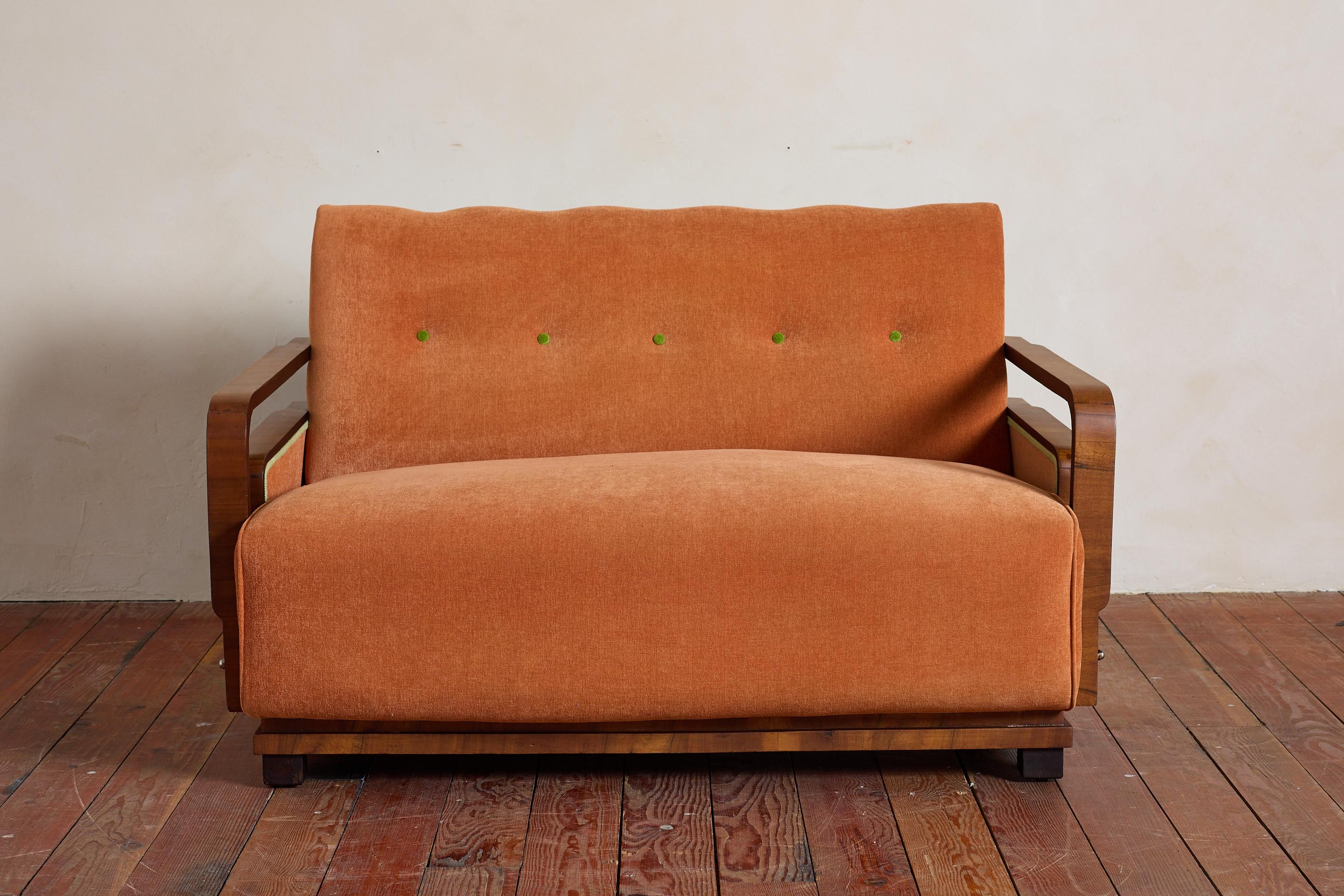 Chic  Canapé Art Déco italien - Italie, années 1940

Merveilleuse forme avec des bras flottants courbés et une magnifique tapisserie d'origine avec des boutons et des passepoils verts. 

Dessus festonné de forme ondulée unique en son genre.