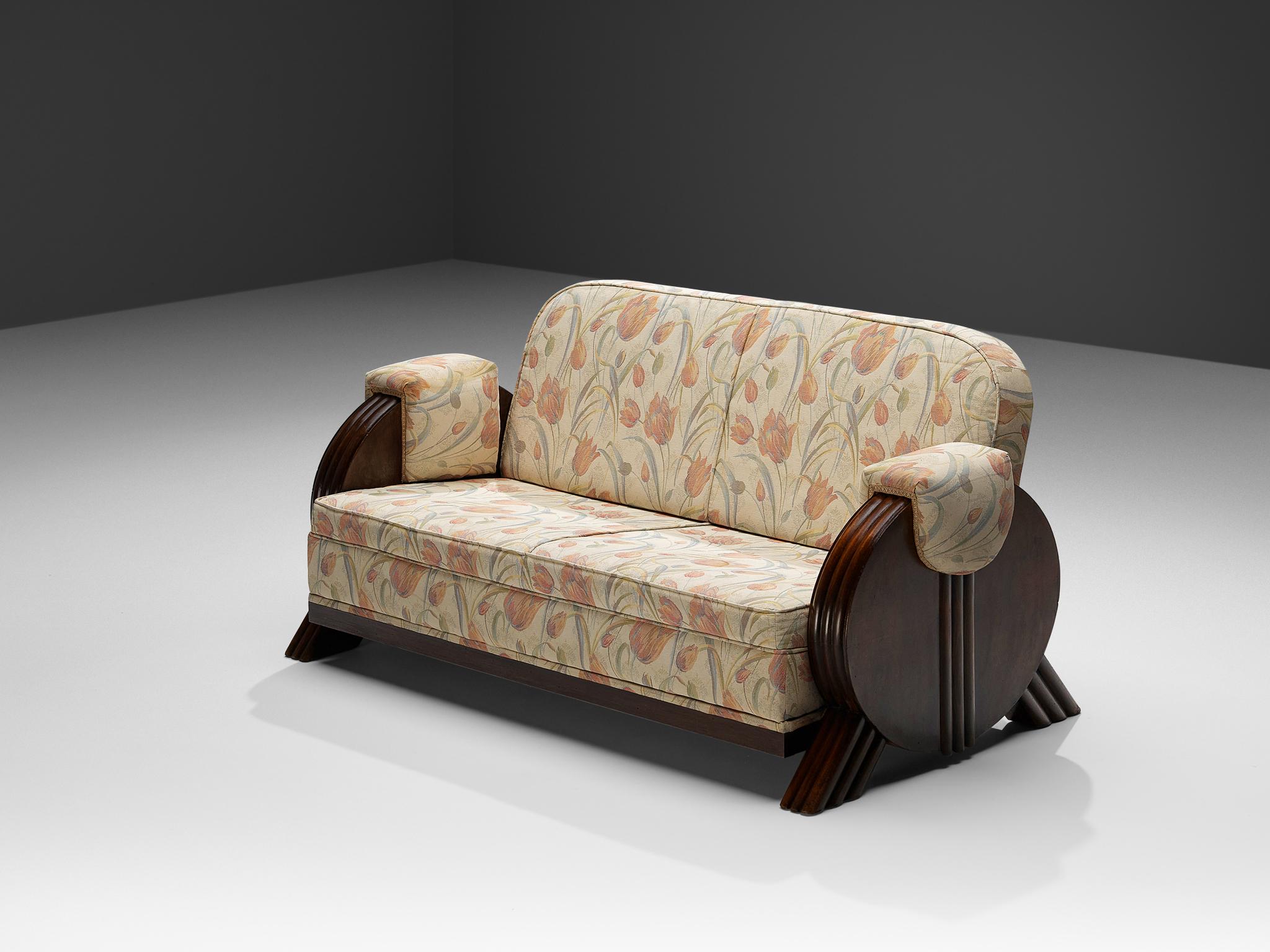 Sofa, Stoff, gebeizte Buche, Messing, Europa, 1940er Jahre

Dieses exquisite Sofa strahlt den Art-déco-Stil der 1940er Jahre aus. Mit seinen imposanten Formen verdient dieses Design einen prominenten Platz in der Einrichtung. Wirklich