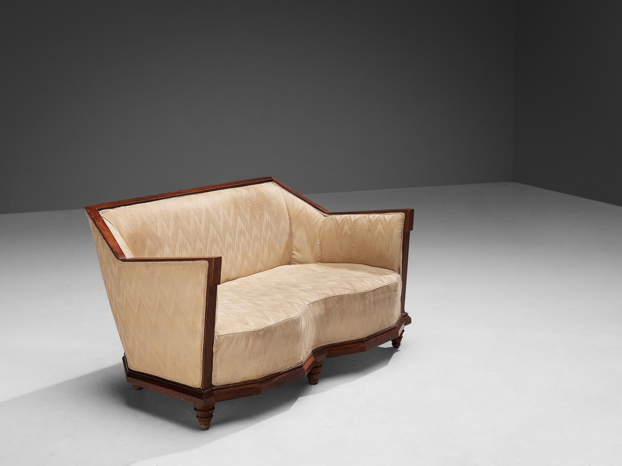 Sofa, walnut, fabric, Italy, 1930s/1940s

A magnificent and strong angular sofa in walnut wood. Upholstered in a cream silk fabric in a subtle triangular pattern, a typical choice for furniture that was made in the Art Deco period. 

Please note