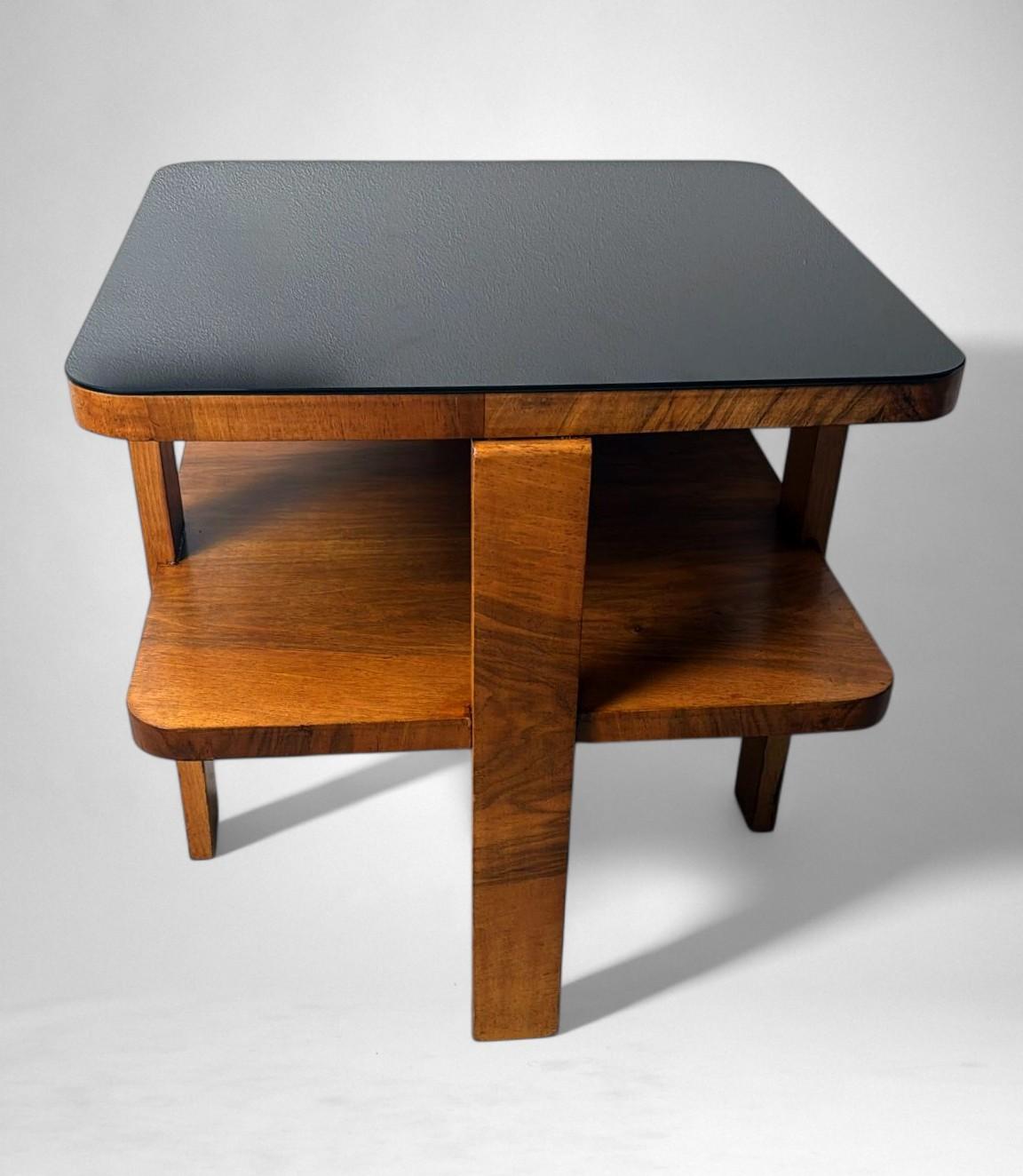 Table carrée italienne Art déco, élégante et raffinée, fabriquée entre 1930 et 1935. L'ensemble de la structure est en noyer massif, magnifiquement mis en valeur par un placage décoratif en noyer européen de qualité (Juglans regia), également connu