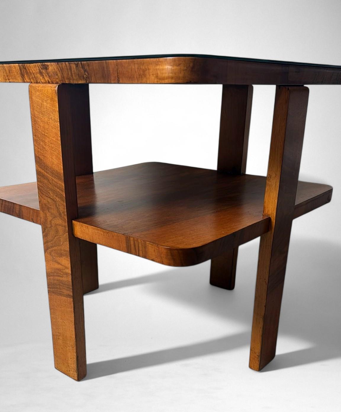 Noyer Table à thé/café carrée Art Déco italien avec plateau en verre en vente