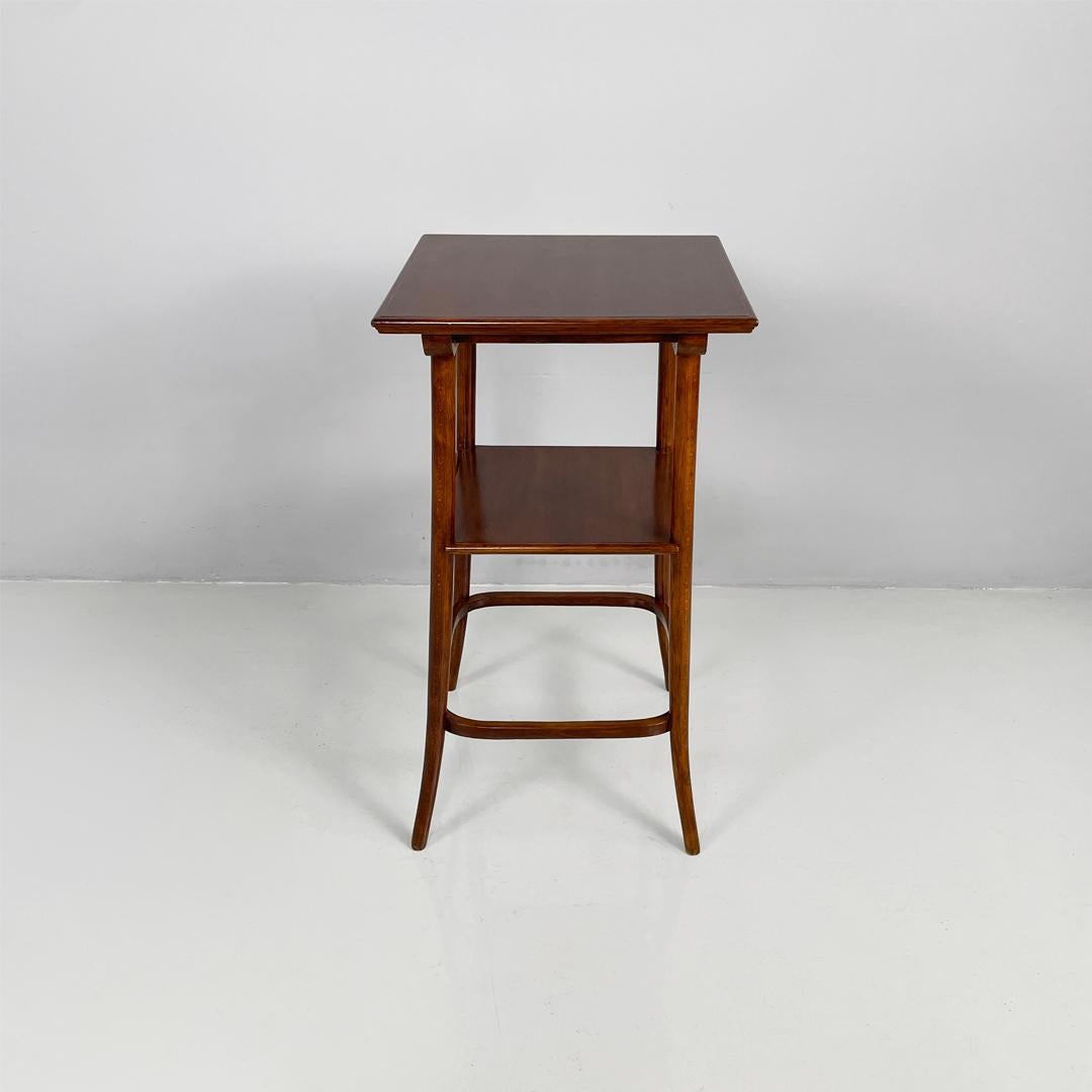 Socle carré en bois art déco italien, années 1920
Piédestal ou colonne de présentation avec un plateau carré en bois. Le plateau est soutenu par quatre pieds ronds en bois qui s'évasent vers l'extérieur. Il dispose d'une deuxième étagère.
1920s. Art