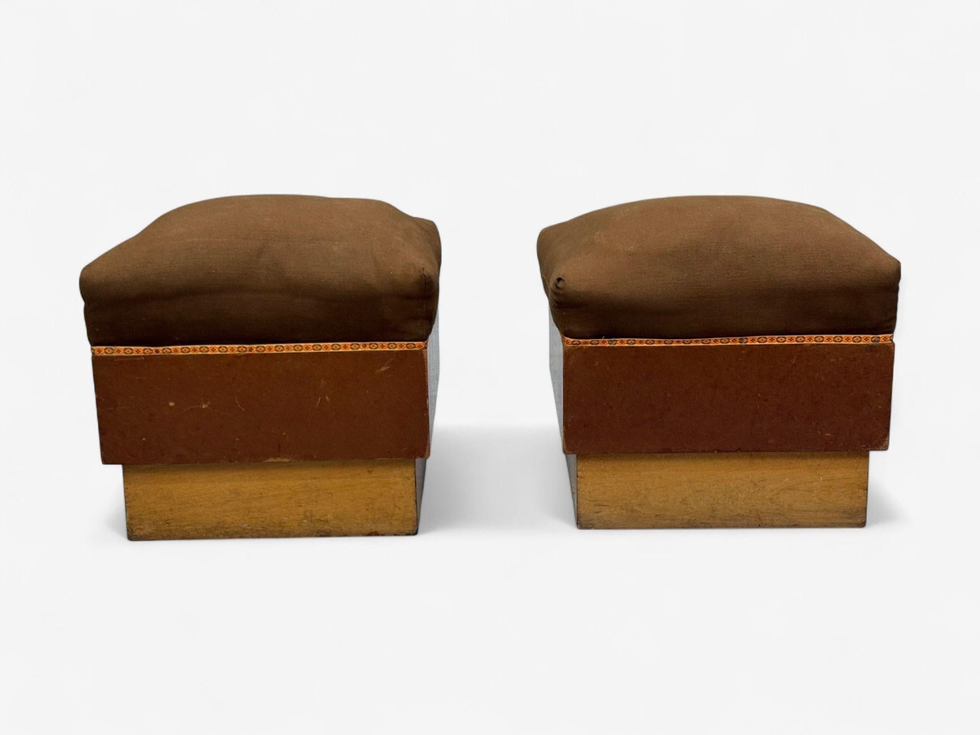 Art Decó Italiano, Madera Teñida, Tela Marrón, Otomanas o Pufs, Italia, Años 30

Pareja de otomanas cuadradas de estilo art déco diseñadas y fabricadas en Italia a principios del siglo XX. Tela vintage en mal estado - requiere retapizado.

Madera