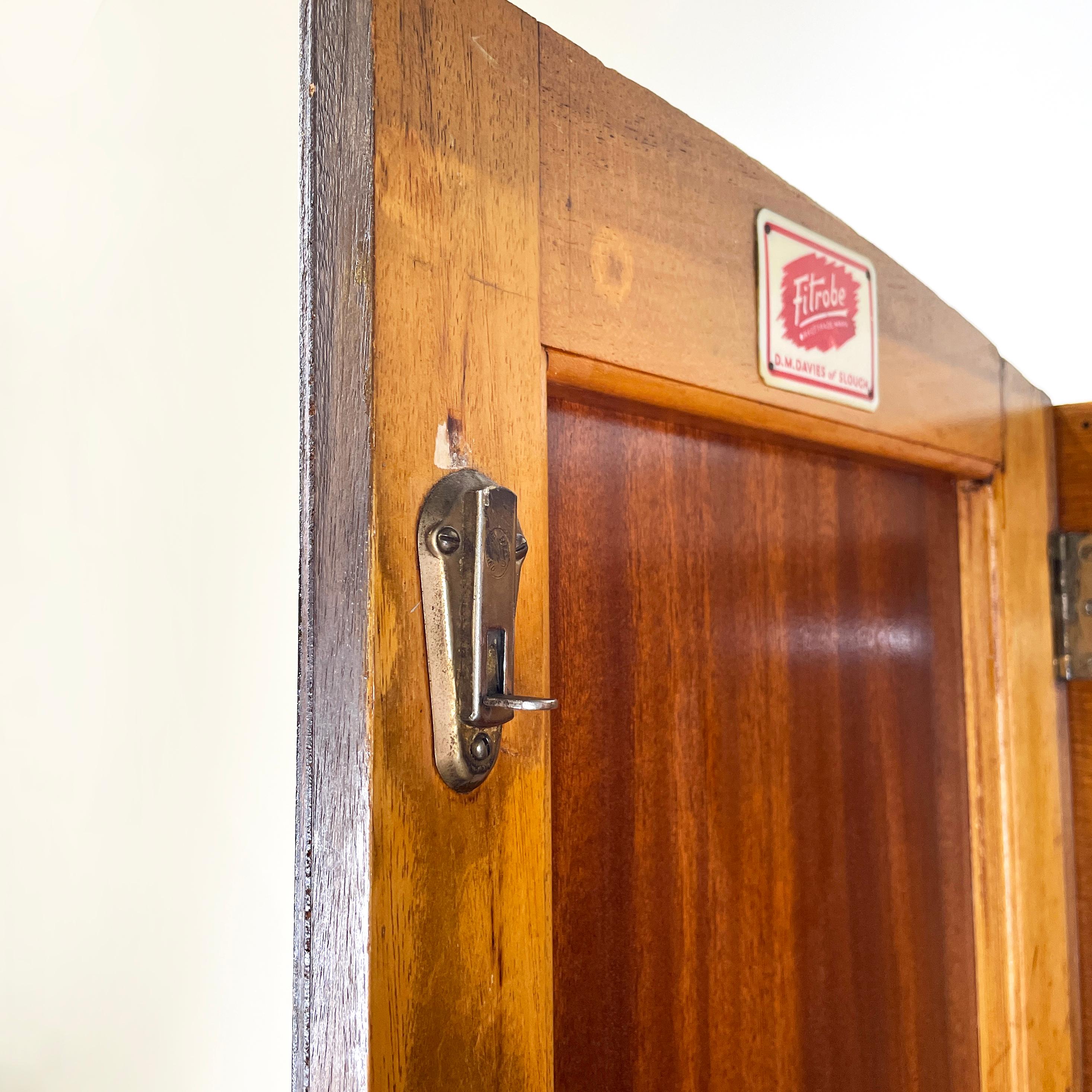 Armoire italienne en bois de style art déco avec miroir et étagères, années 1950 en vente 6