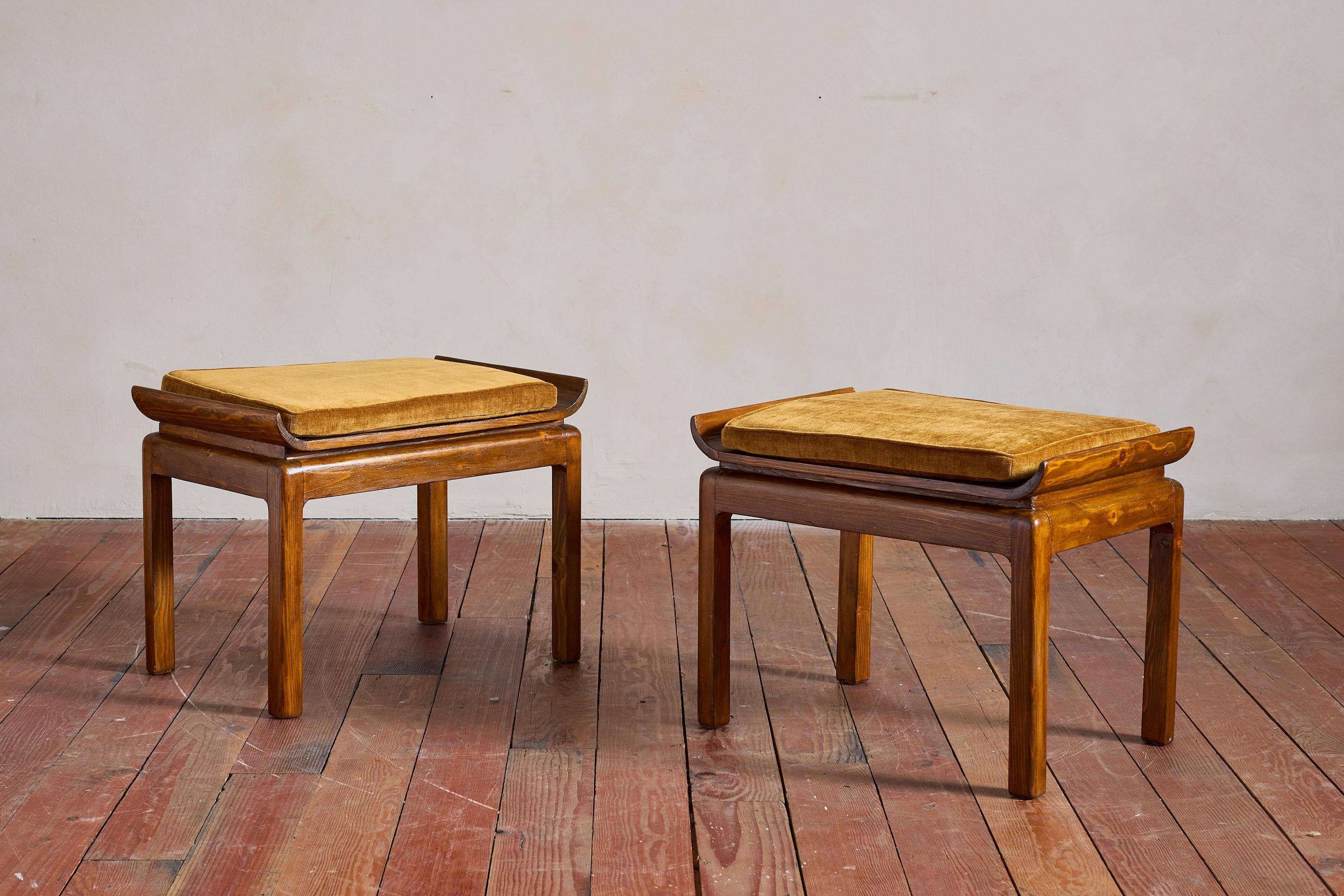 Magnifique paire de tabourets Art Déco italiens des années 1940, avec assise incurvée et coussins d'assise en velours récemment rembourrés. 


