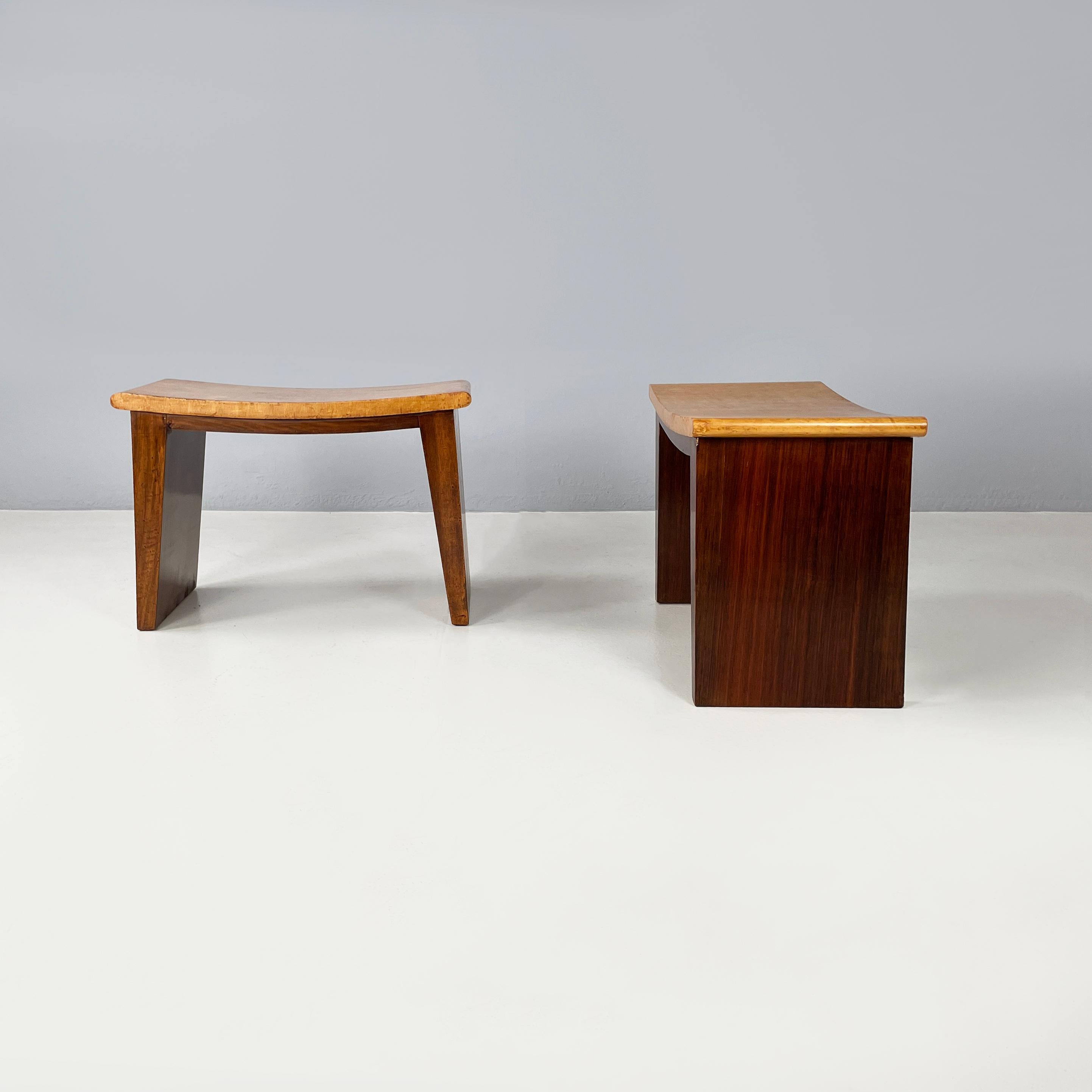 Italian art deco Stools in light and dark wood, 1940s
Pair of wooden stools. The light wood seat is slightly curved and has two lateral rounded edges. The 2 dark wooden legs tend to widen towards the base. From Art Deco period.
1940s.
Good