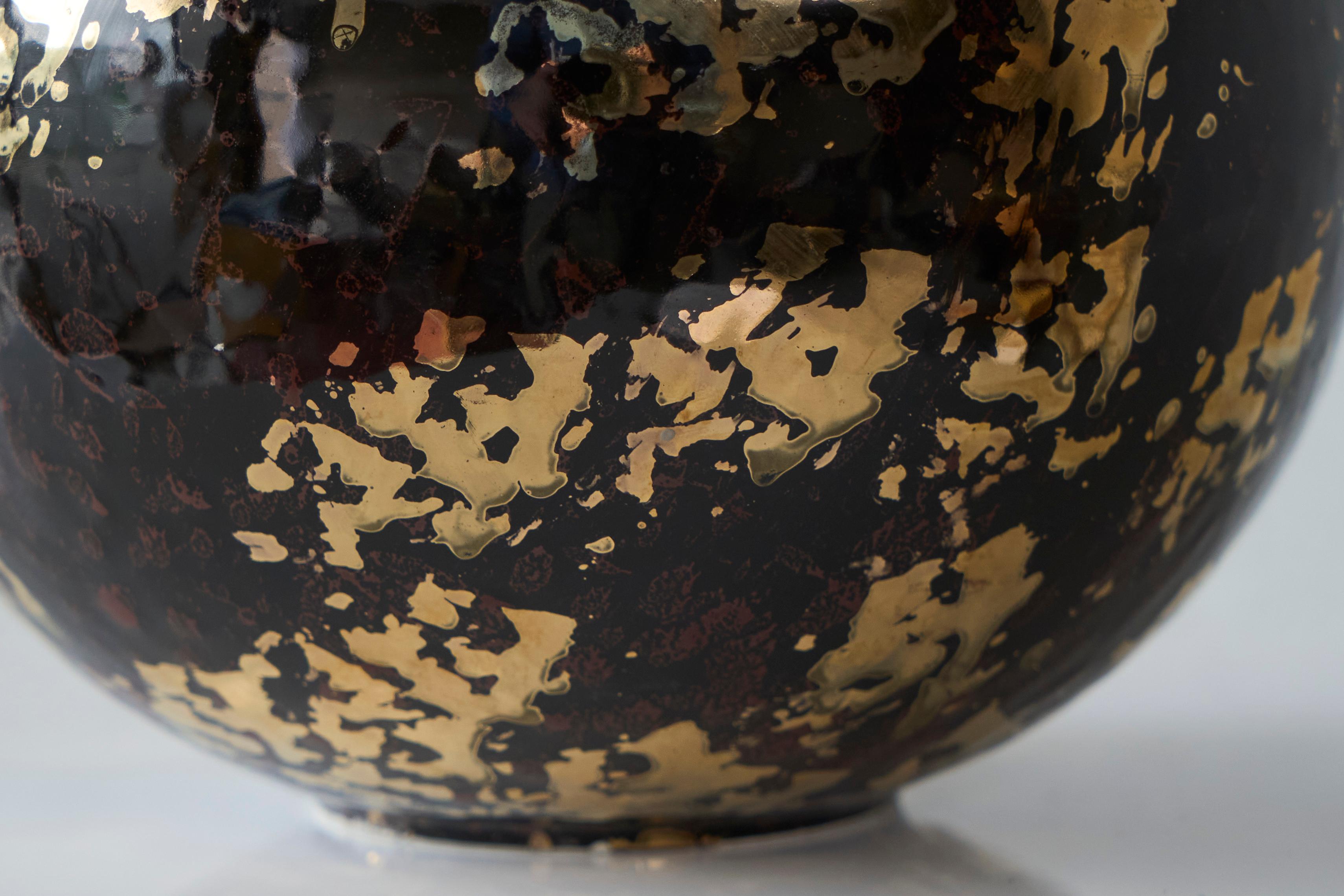 Art déco Vase Art Déco italien en Studio Pottery avec paillettes d'or 1940s en vente